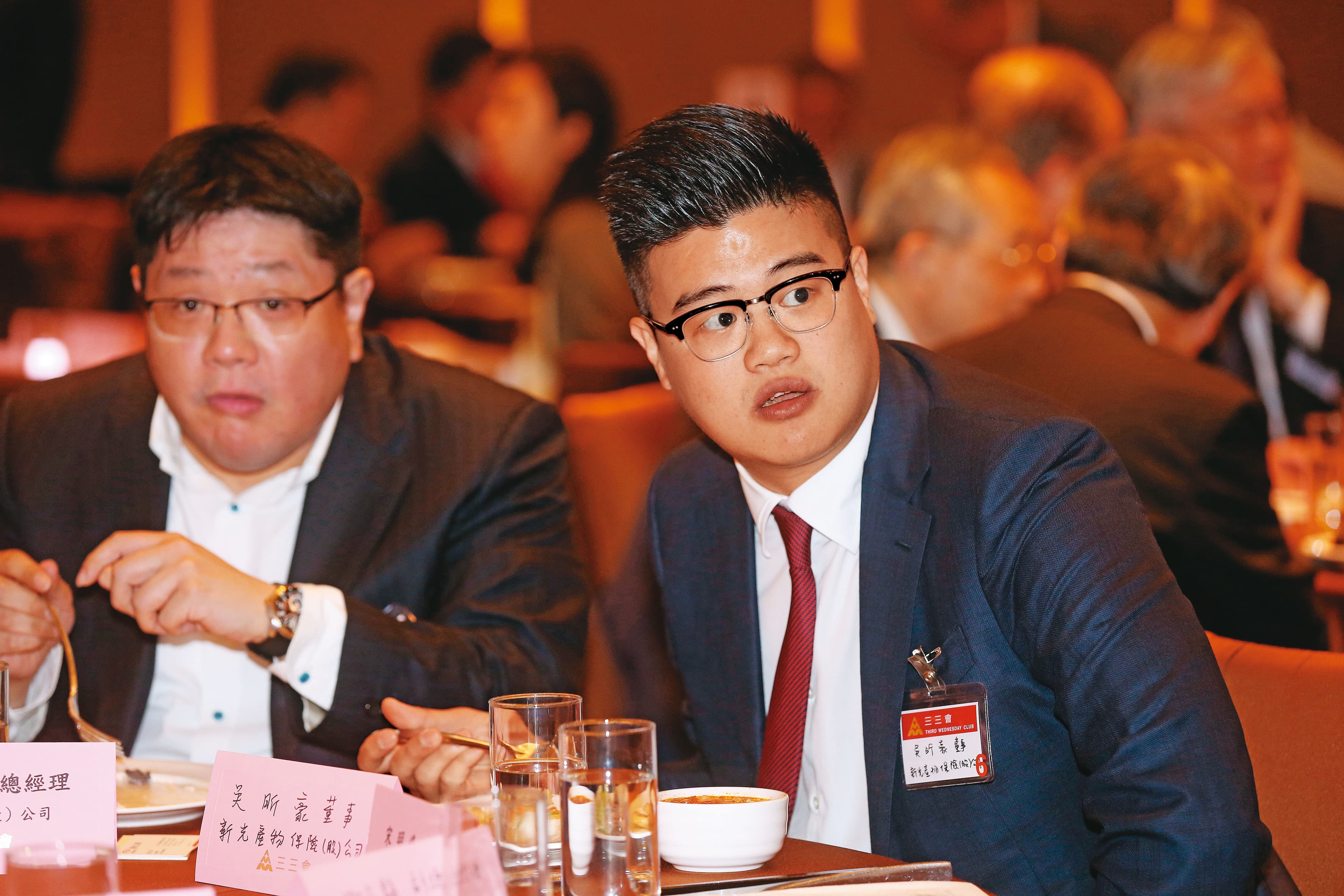 吳東亮經常把吳昕豪（右）帶在身邊學習，也要求老臣多撥出一些時間幫忙調教兒子。