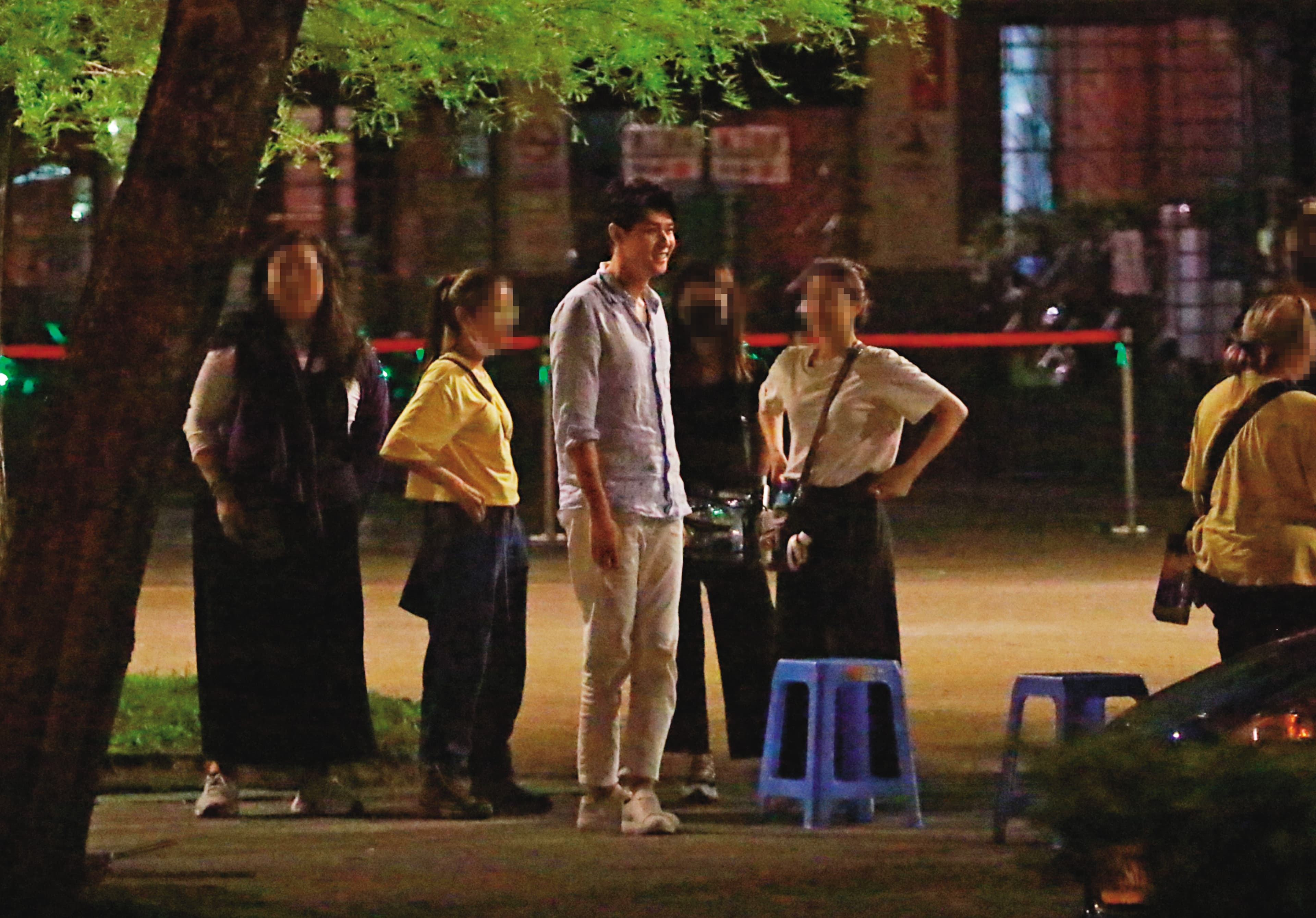 01：59，化好妝後，李玉璽起身搭車，前往下一個拍攝地點。