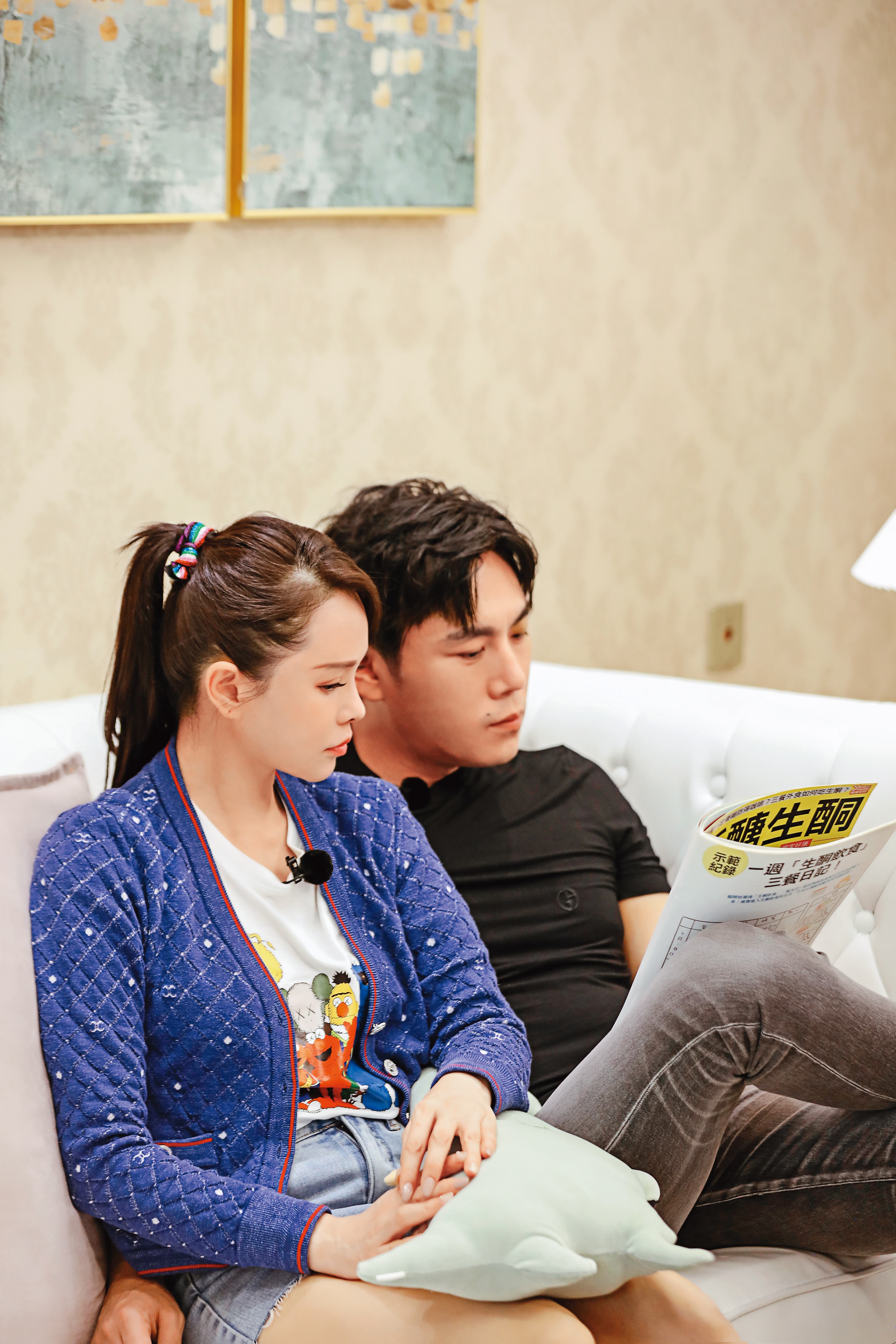  秦昊（右）、伊能靜夫妻聯手狂賺人民幣，合體上陸綜《婆婆與媽媽》又圈了不少粉。（翻攝自伊能靜工作室微博）
