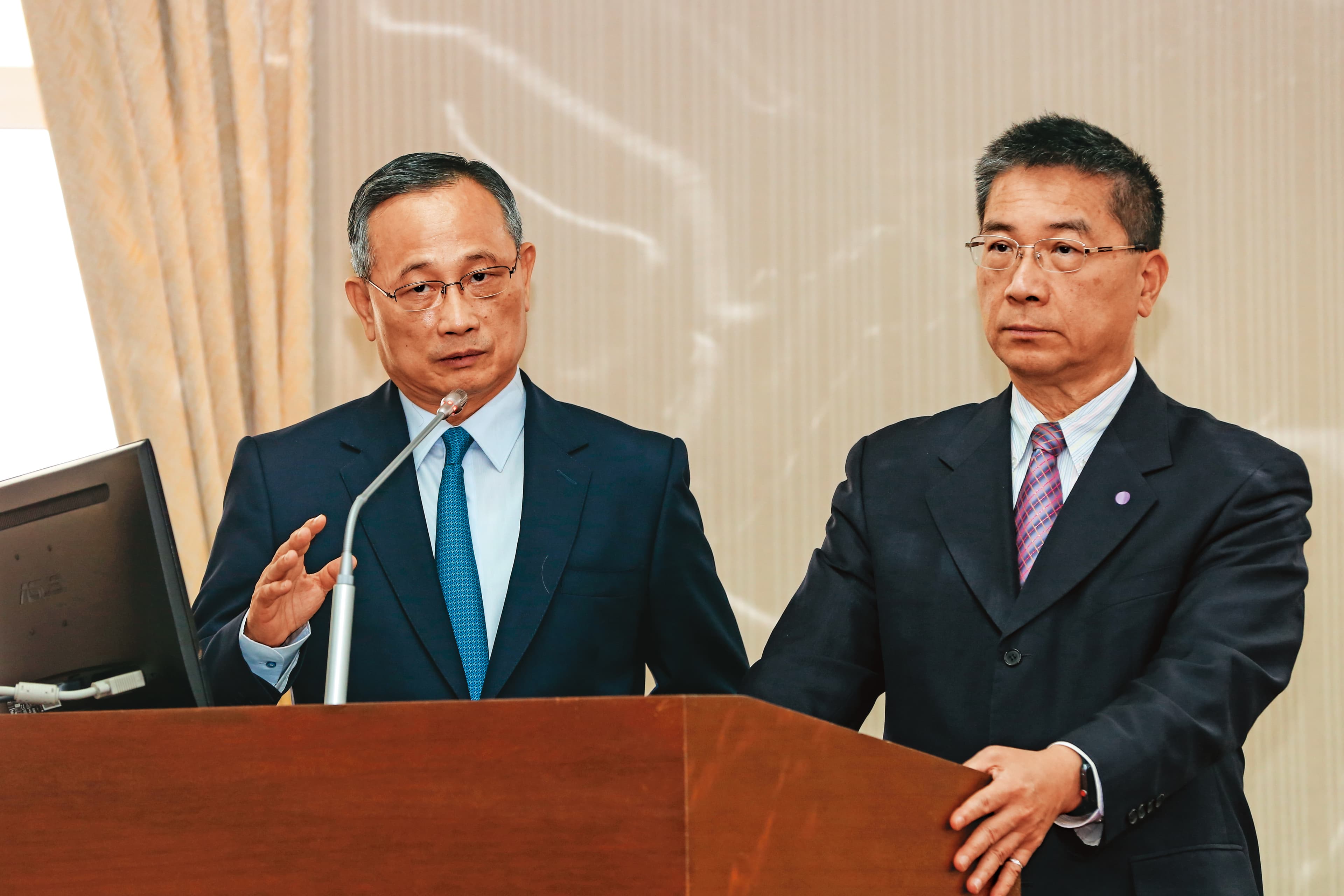內政部長徐國勇（右）在臉書發文譴責暴力，強調將嚴正執法，展現公權力。