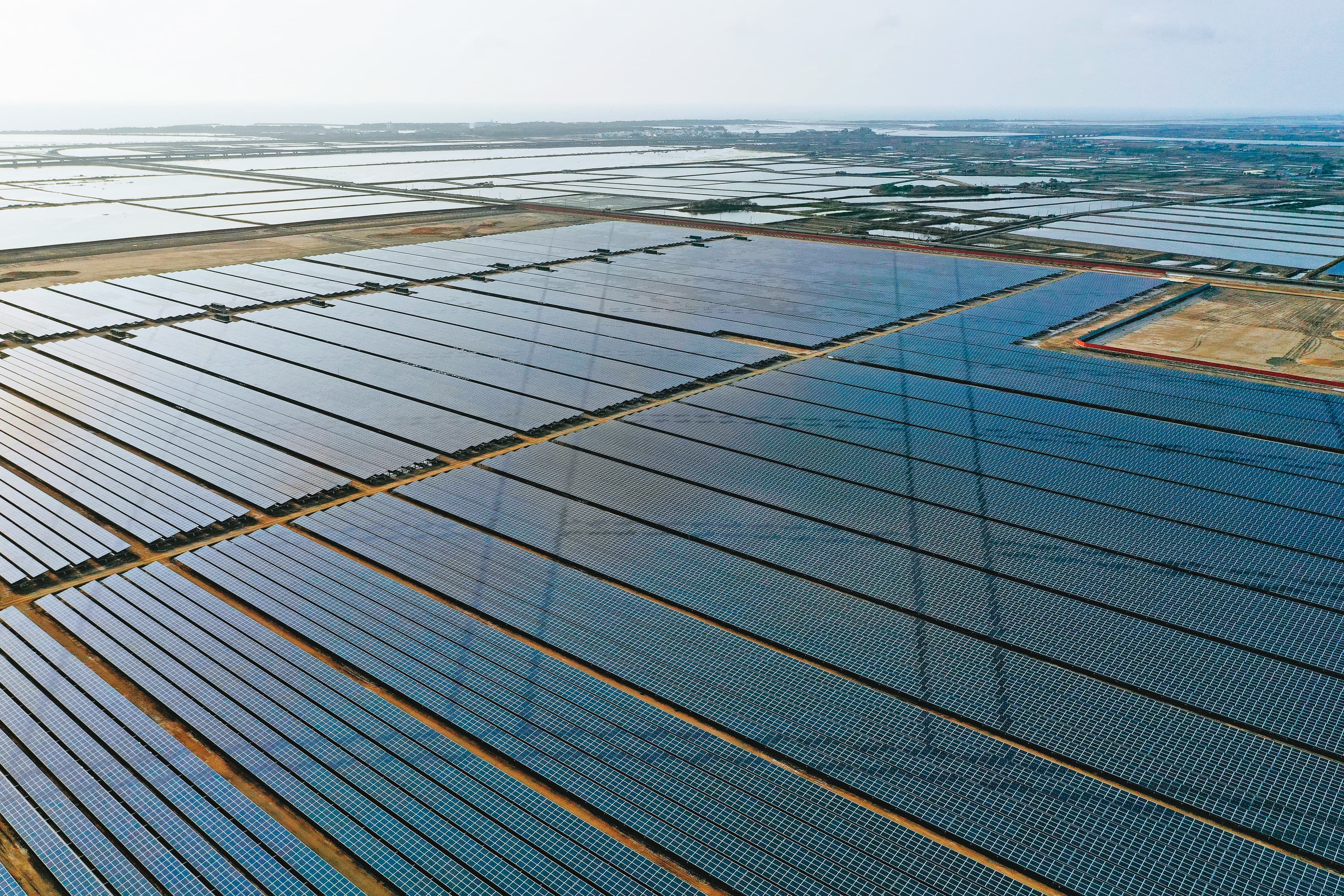 雲林縣口湖鄉長林哲凌涉嫌利用太陽能光電業者取得土地過程，遭地方居民圍路抗爭，趁機索賄1千4百多萬元，遭收押禁見。