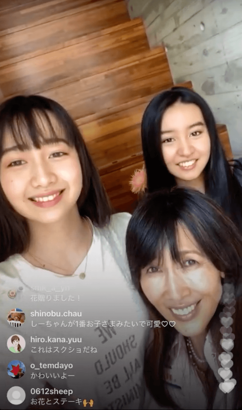 工藤靜香（中）素顏坐在兩女中間，被網友直誇可愛、像三姊妹。（翻攝cocomi_553_official IG）