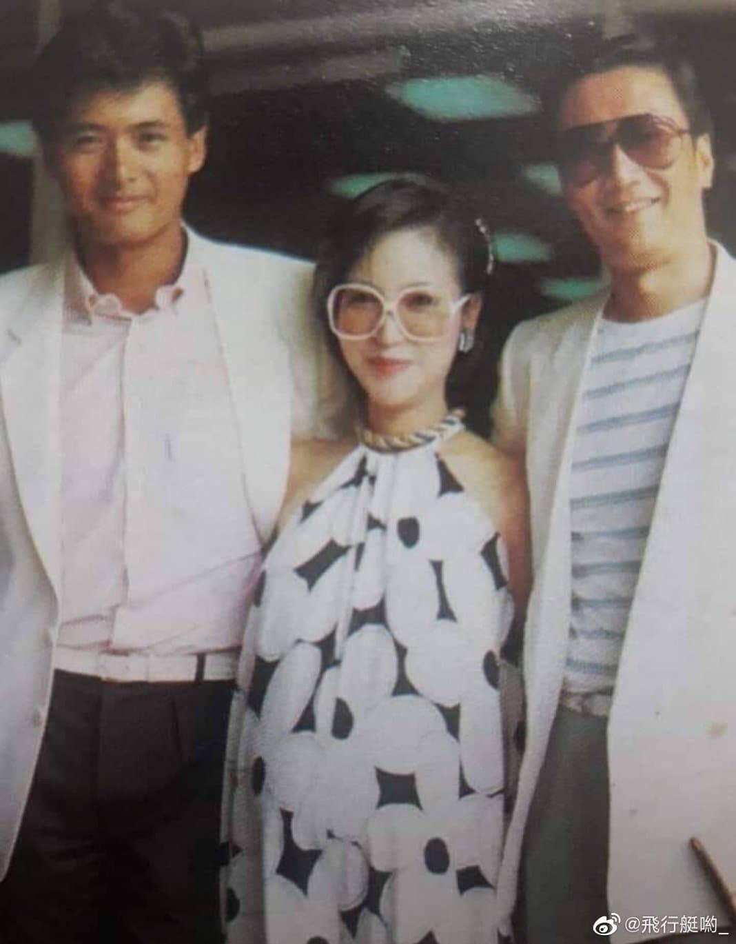 還有網友貼出早年周潤發與謝霆鋒父親謝賢的合照，風流倜儻模樣更勝現在。（翻攝自微博）