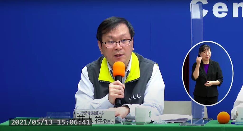 莊人祥強調不論是病患或醫生，都可以撥打1922直接通報。（翻攝自「衛生福利部疾病管制署」YouTube）