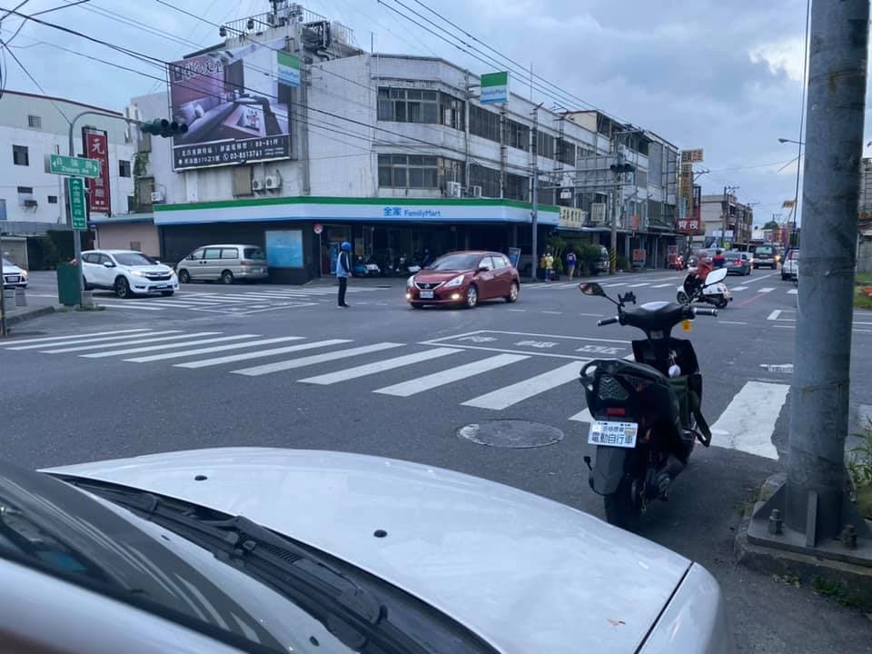 行經的車輛也都遵循男同學的指引，讓原PO直呼感動。（翻攝自花蓮同鄉會）