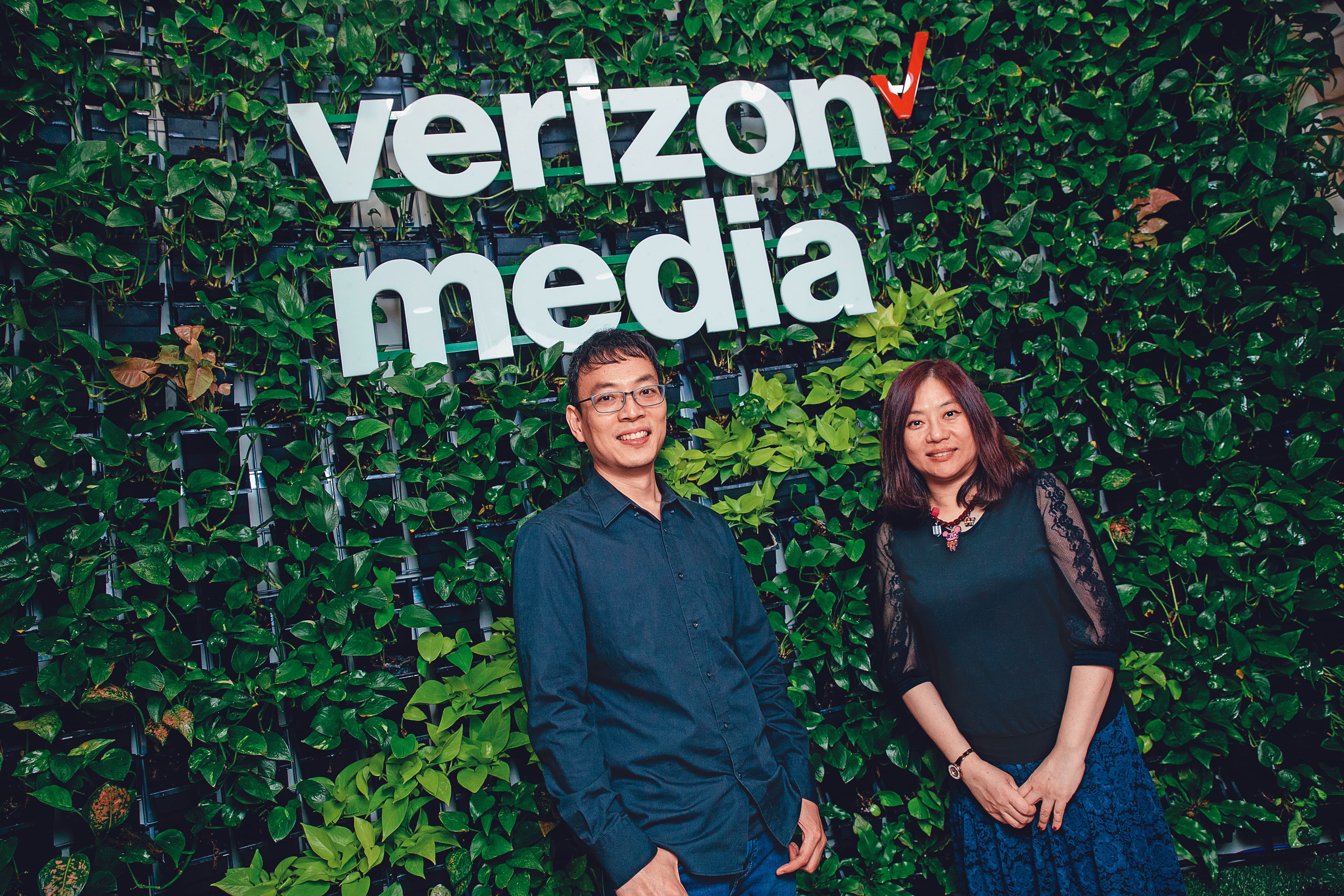 Yahoo TV以虛擬網紅打造影音節目內容，左為媒體內容事業群經理許朝欽，右為總製作耿暄。
