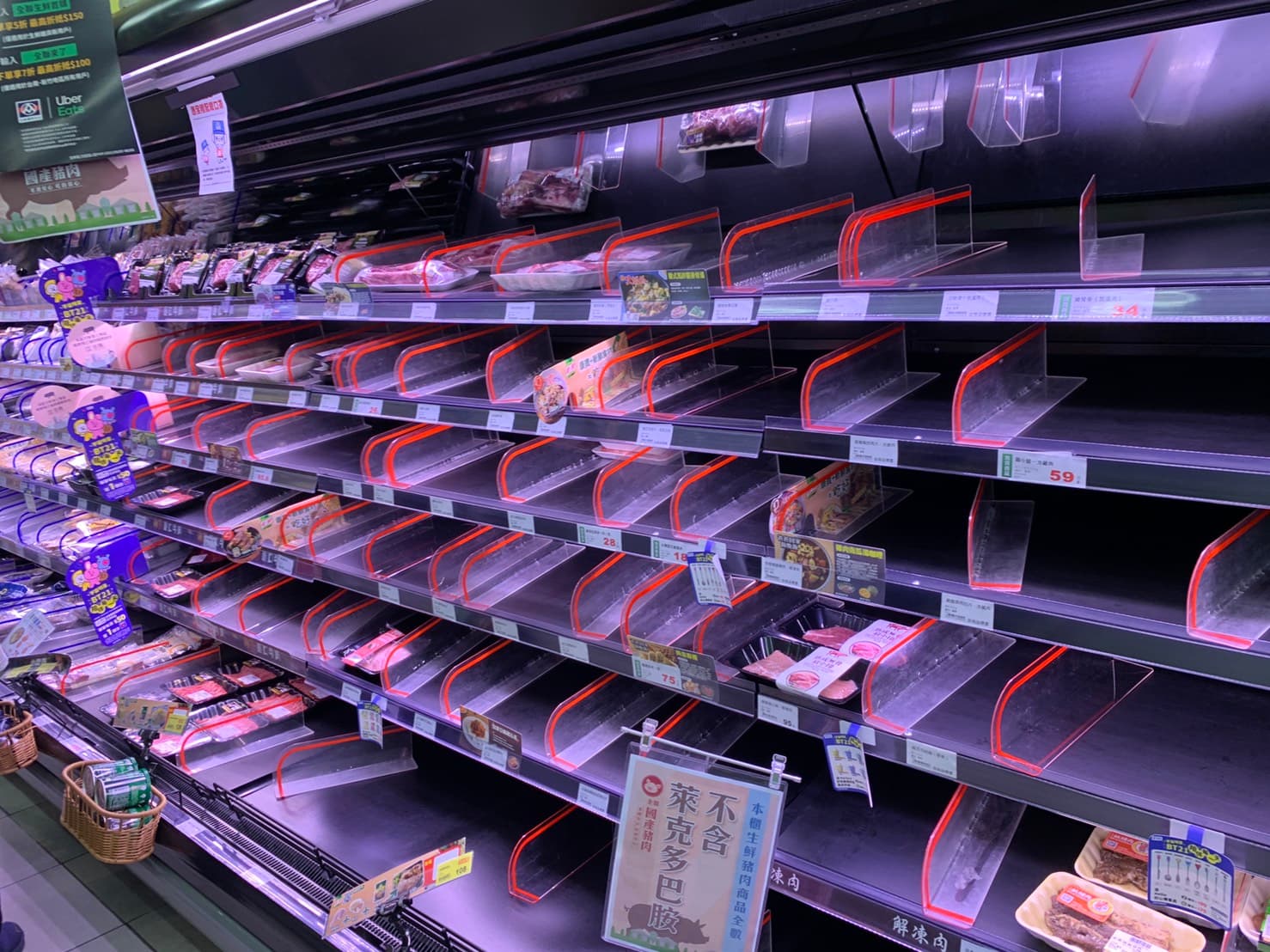 貨架上的肉品也幾乎被掃購一空。（讀者提供）