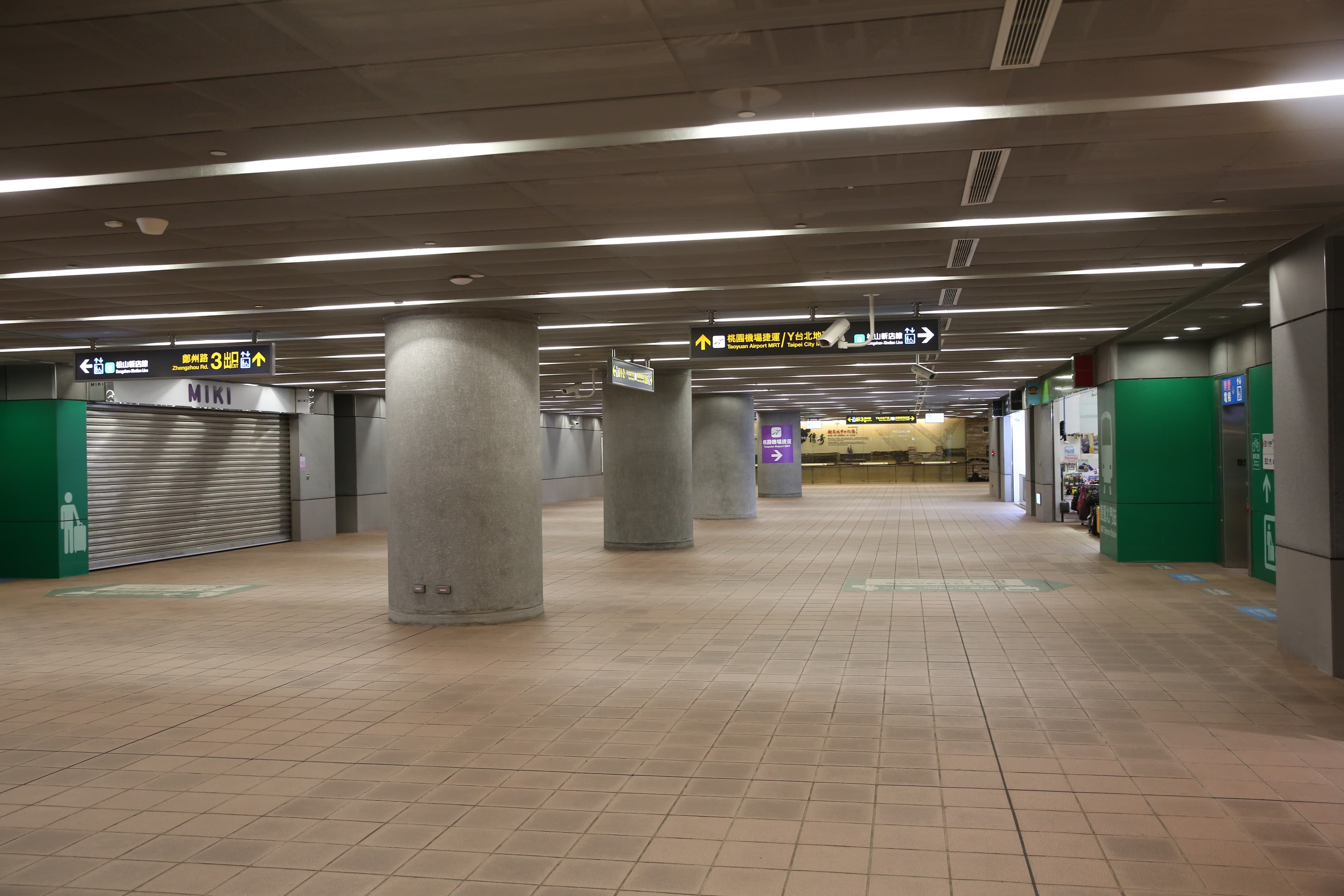 北門捷運站幾乎看不到人，顯得車站相當寬敞。