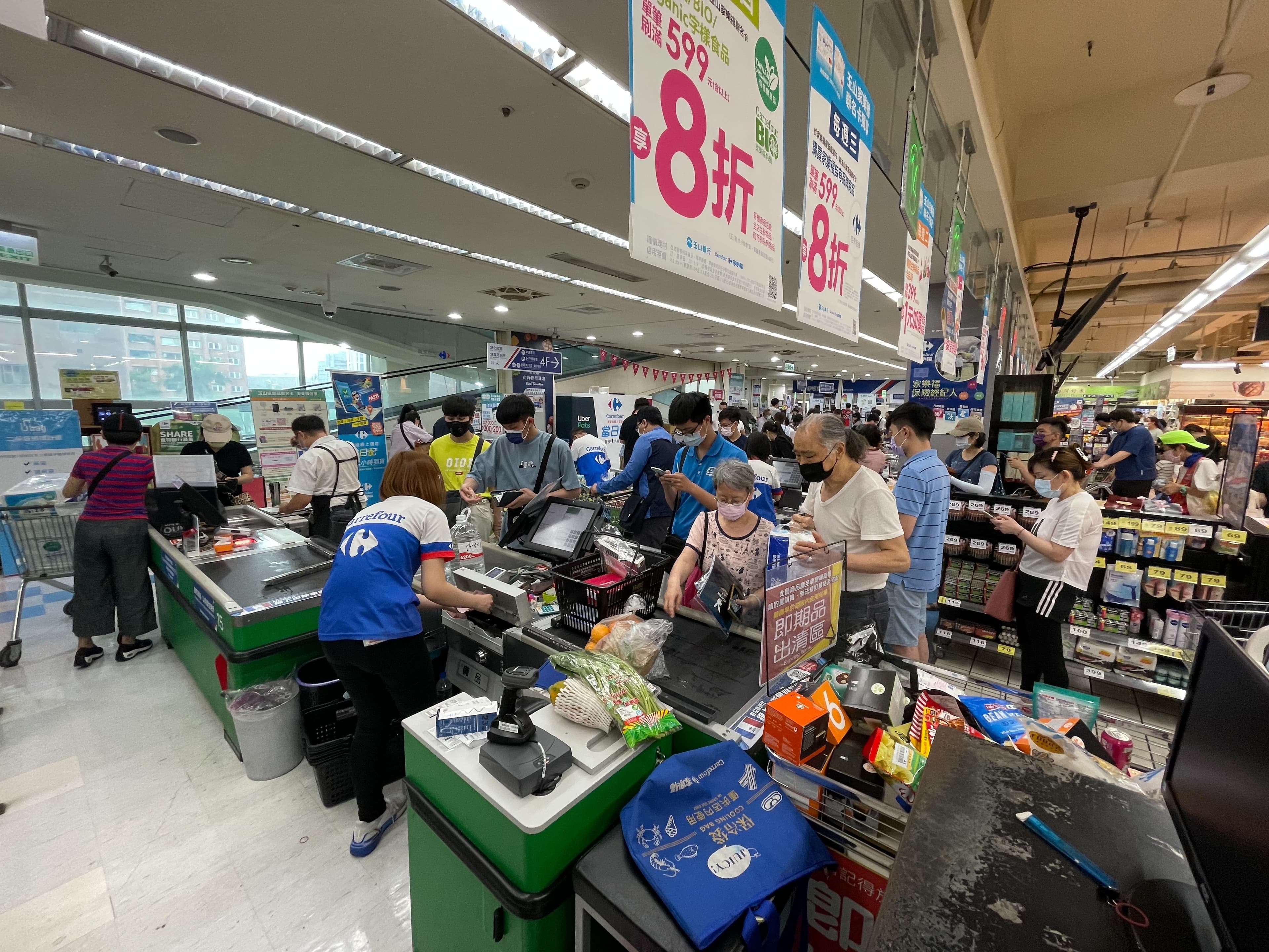 賣場的人潮，被網友形容為如「末日」搶購潮一般。