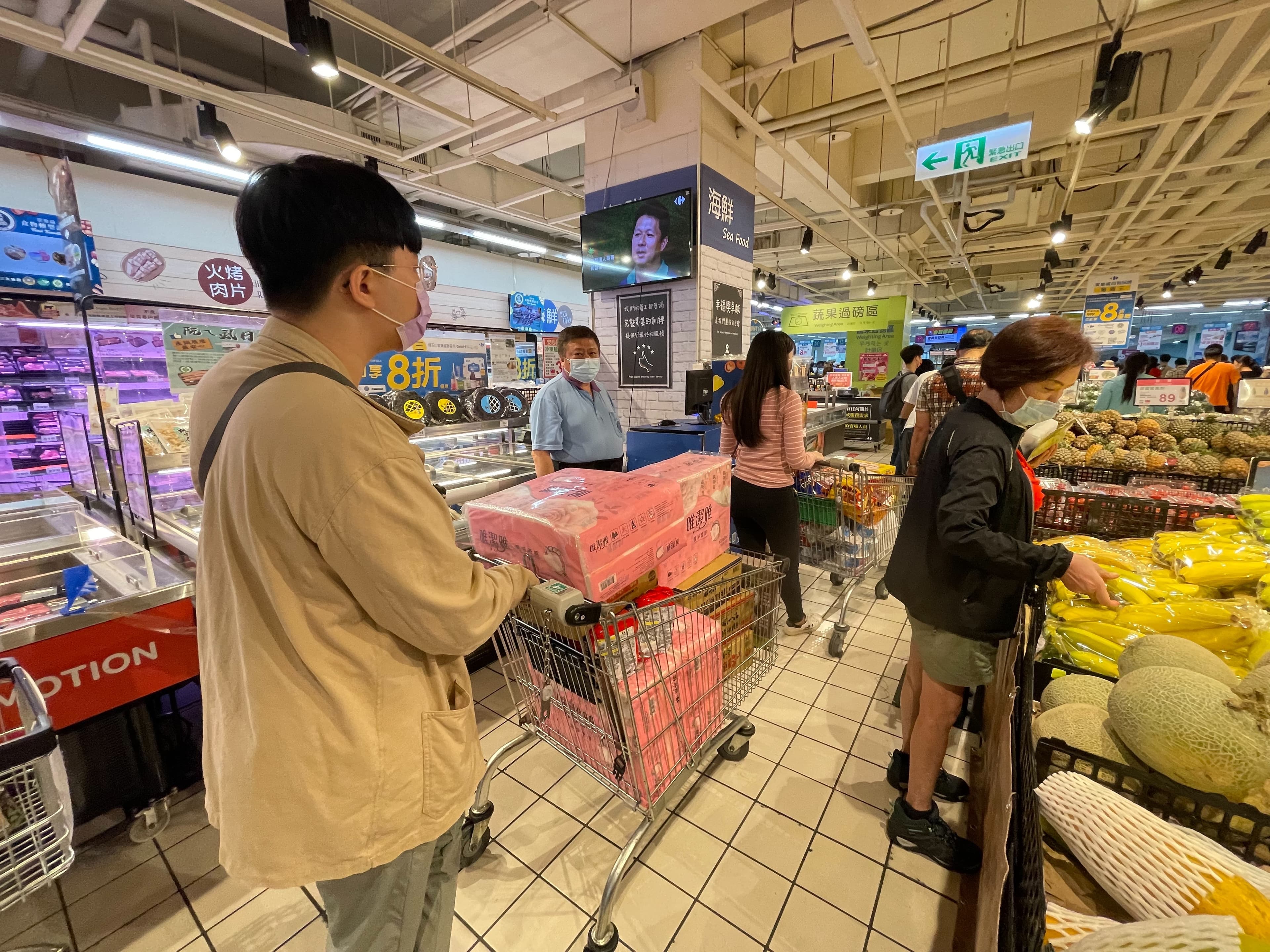 民眾的購物車中幾乎少不了衛生紙。