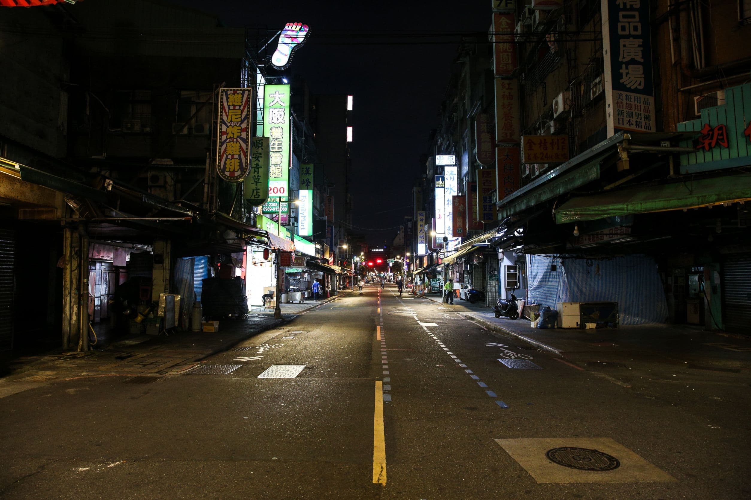 萬華入夜後，馬路上幾乎看不見人的蹤影。