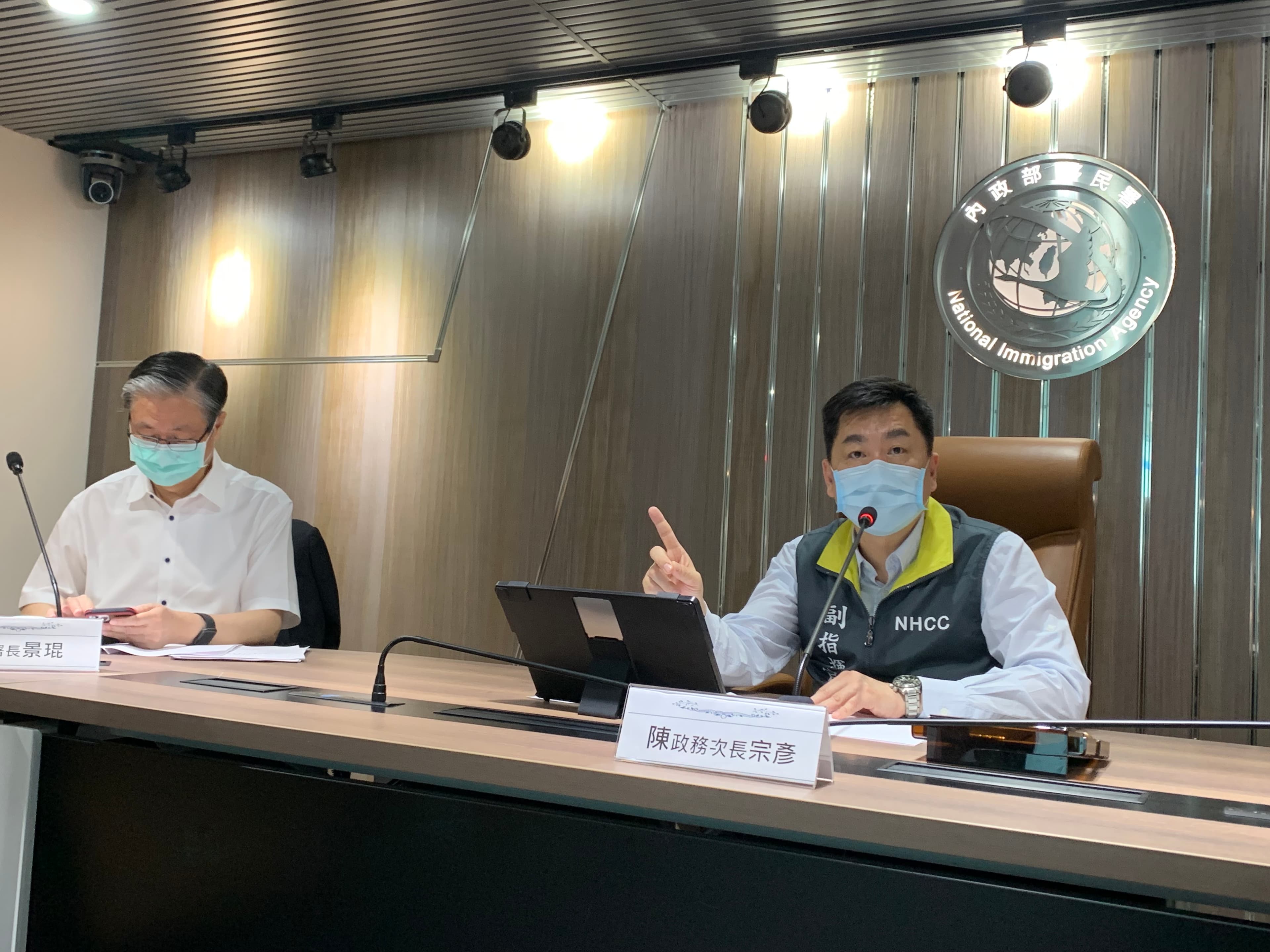 為加強宣導外籍移工、漁工、醫療及長照機構照護人員配合防疫作為，移民署製作中、英、越、印、泰、柬、緬等7國多元語言宣導。（移民署提供）