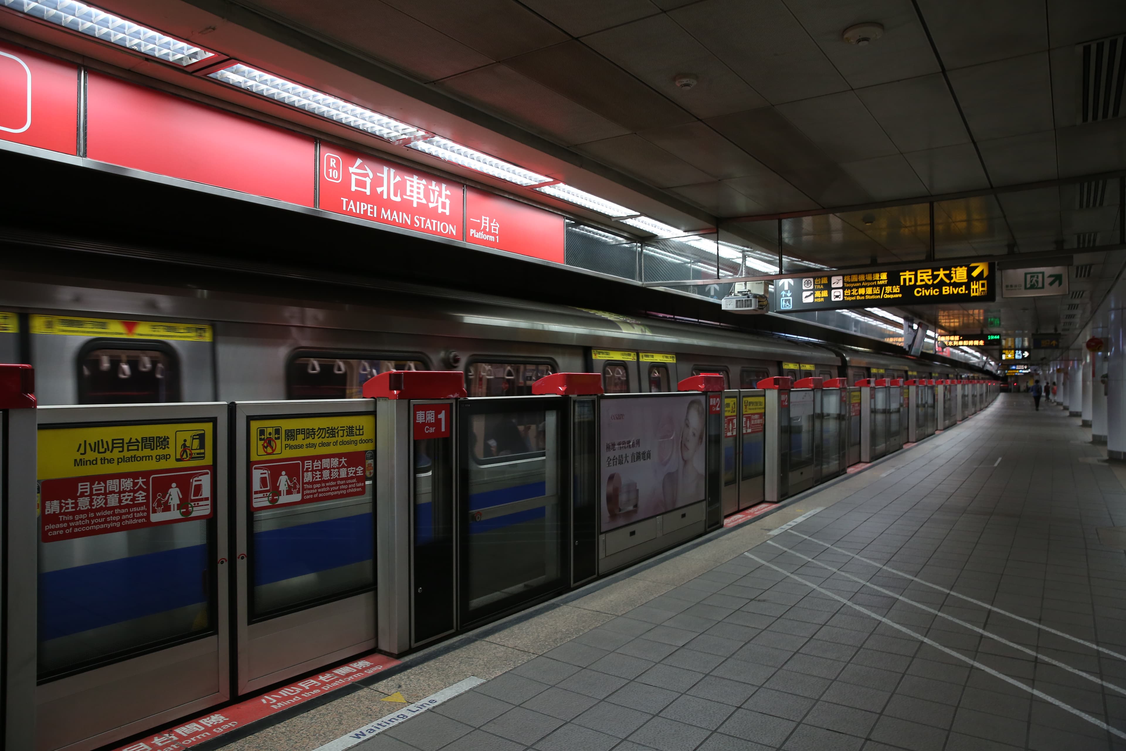 捷運台北車站空空蕩蕩，這通常是只有在收班後才能見到的景象。