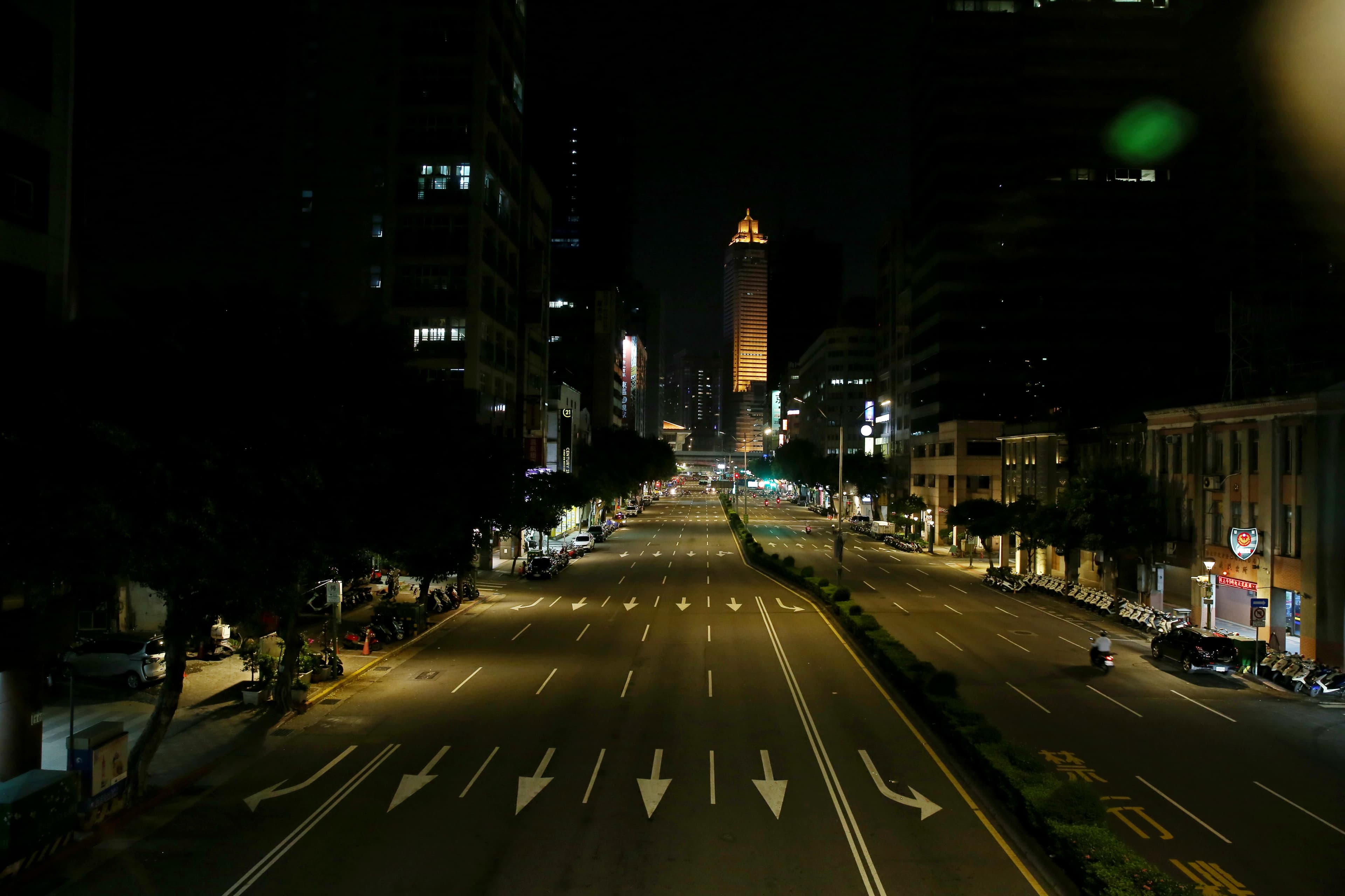 為了防堵病毒繼續傳播，台北民眾全面減少外出，街道空蕩有如空城。