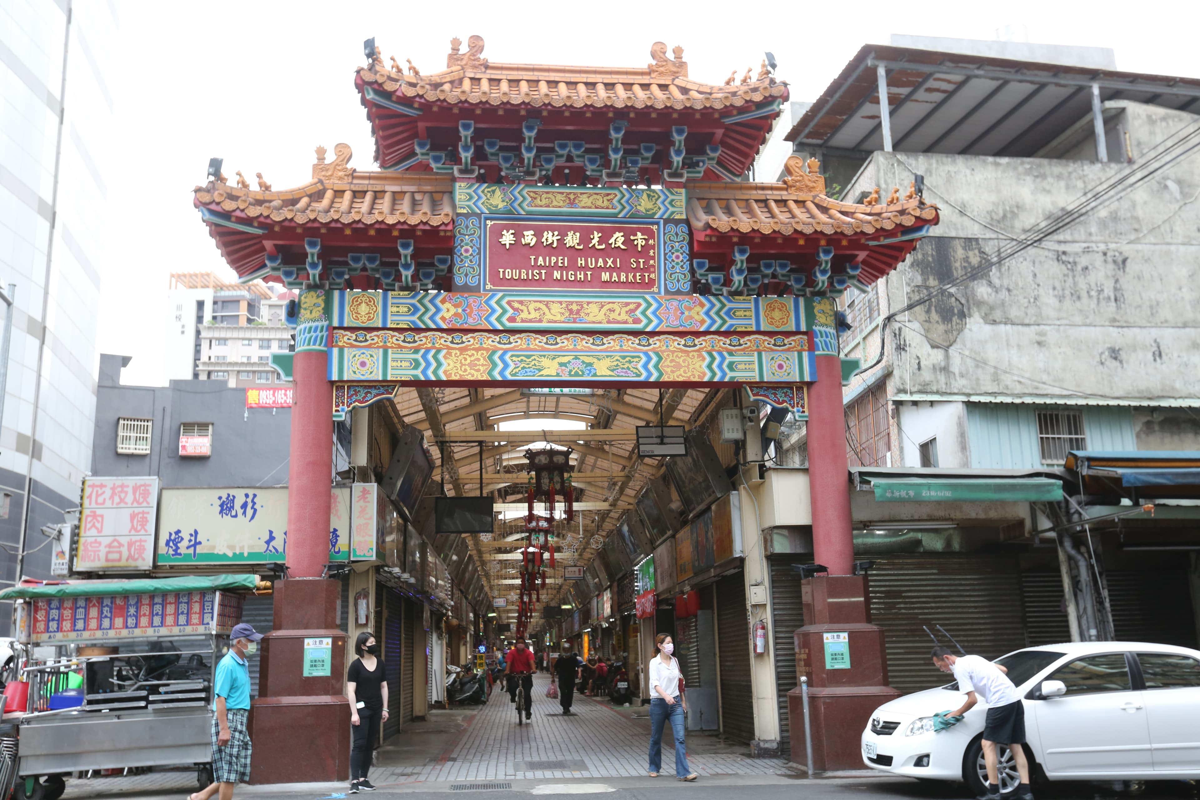 受疫情衝擊，不少餐廳都空蕩蕩，就連平日人來人往的夜市也大受影響。