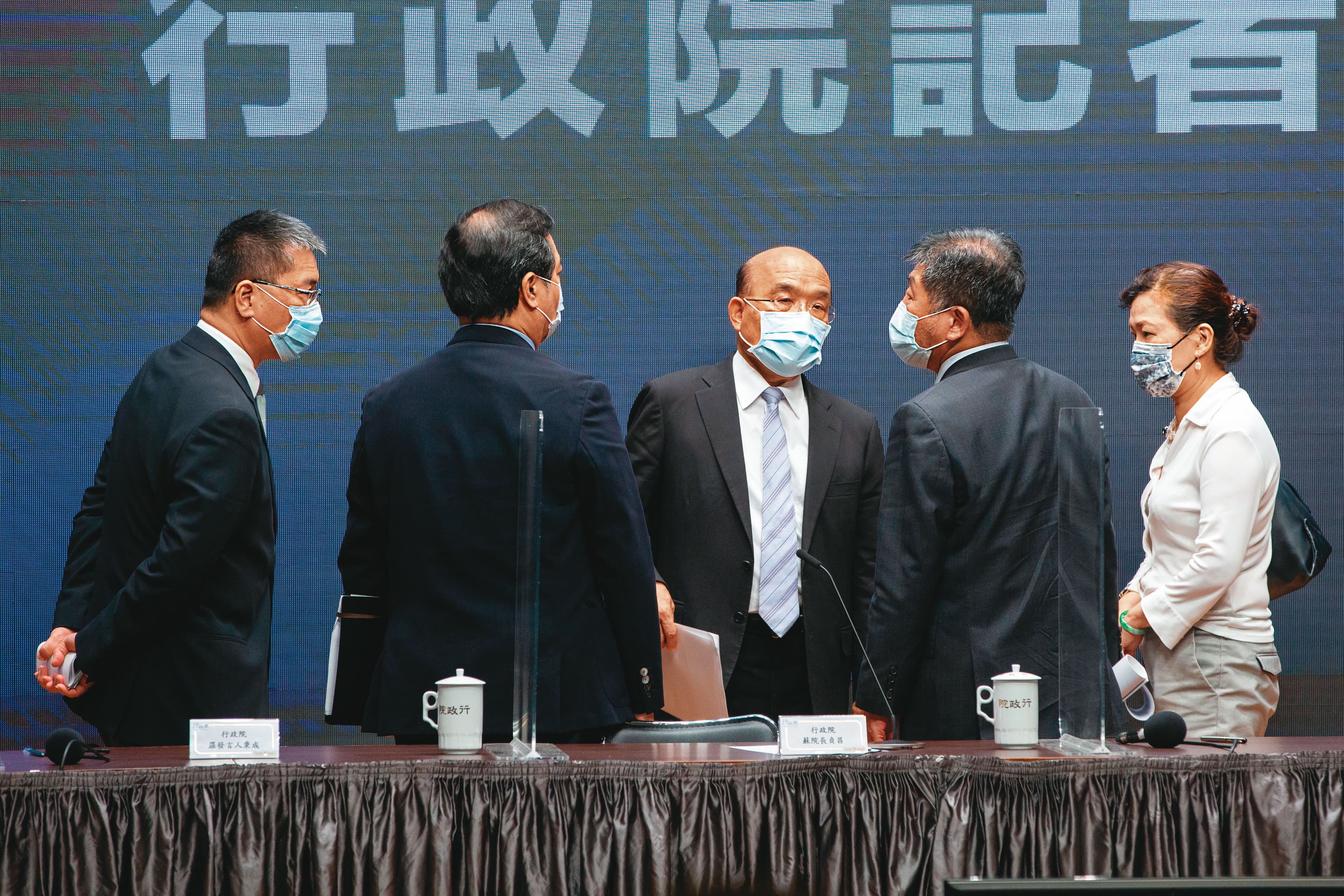 社區感染疫情嚴峻，行政院長蘇貞昌15日與中央流行疫情指揮中心指揮官陳時中等官員合體宣布，雙北市當天立即升級3級警戒。