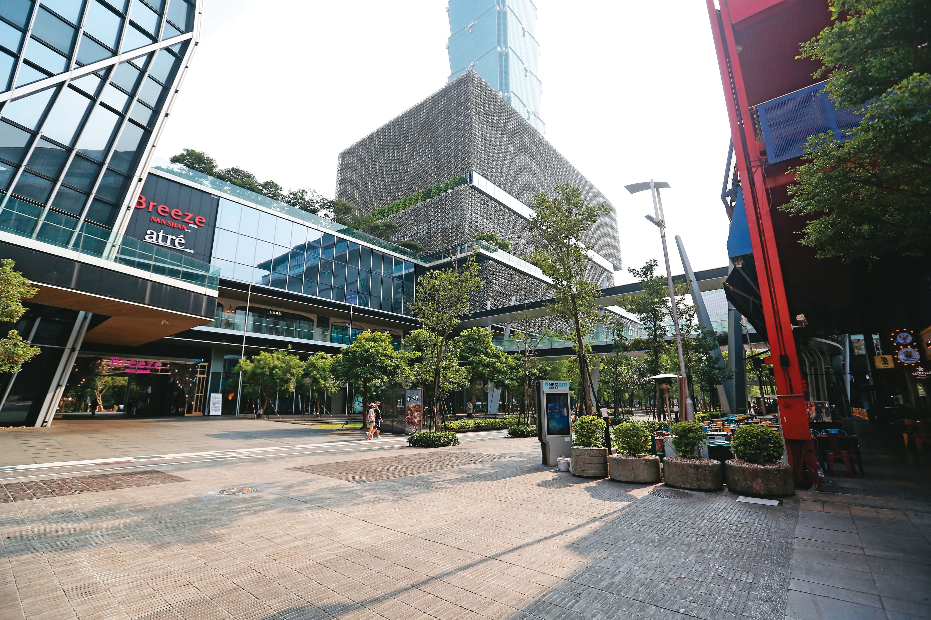 雙北三級警戒、其他縣市二級警戒，民眾減少不必要外出，原本人潮眾多的北市信義區，週末下午顯得空蕩蕩。