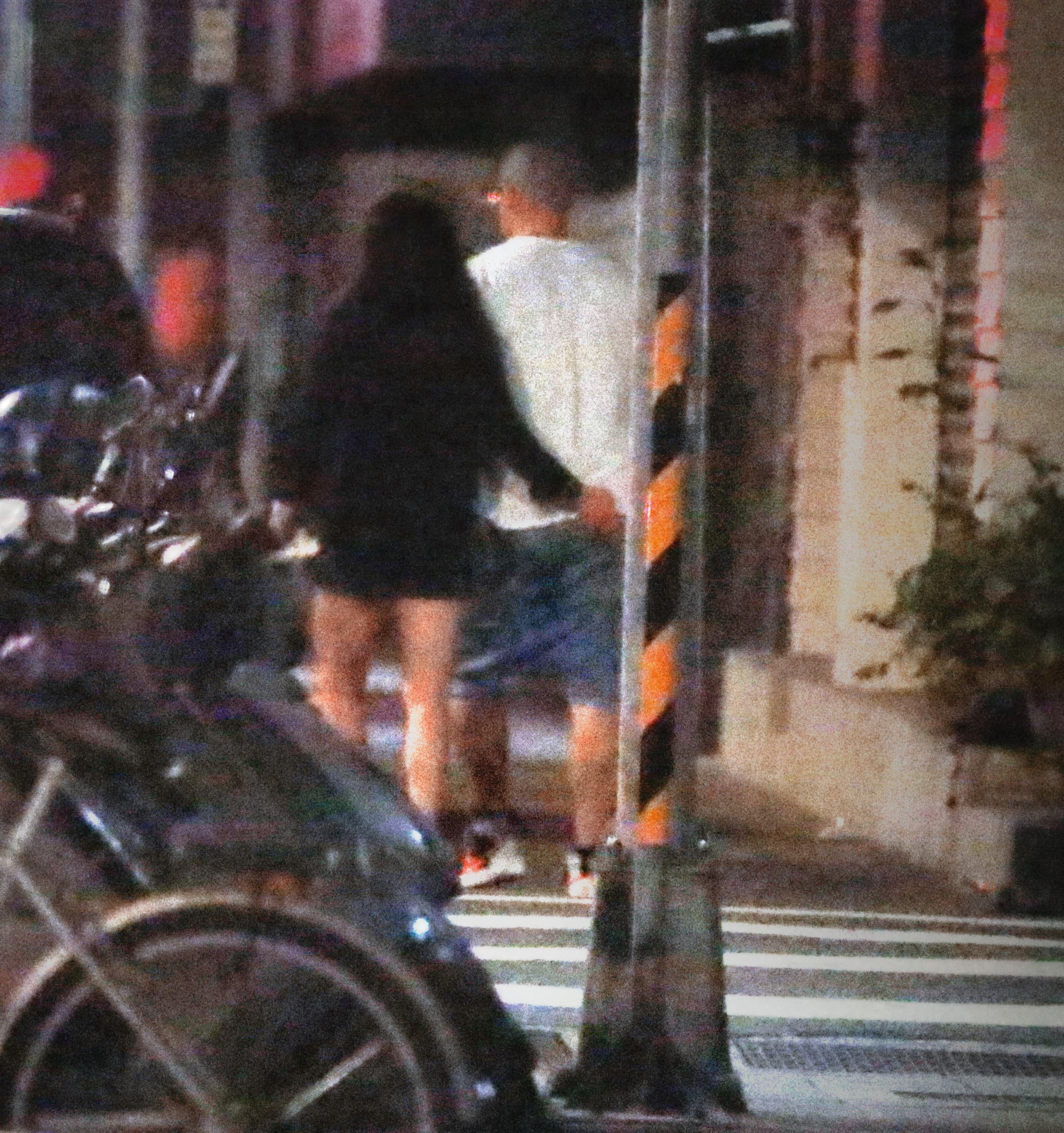 蔣友柏2021被拍到帶著莊涵雲（左）參加友人聚會，結束時莊涵雲順勢又將手一路往下滑到蔣友柏的屁股。（本刊資料照）