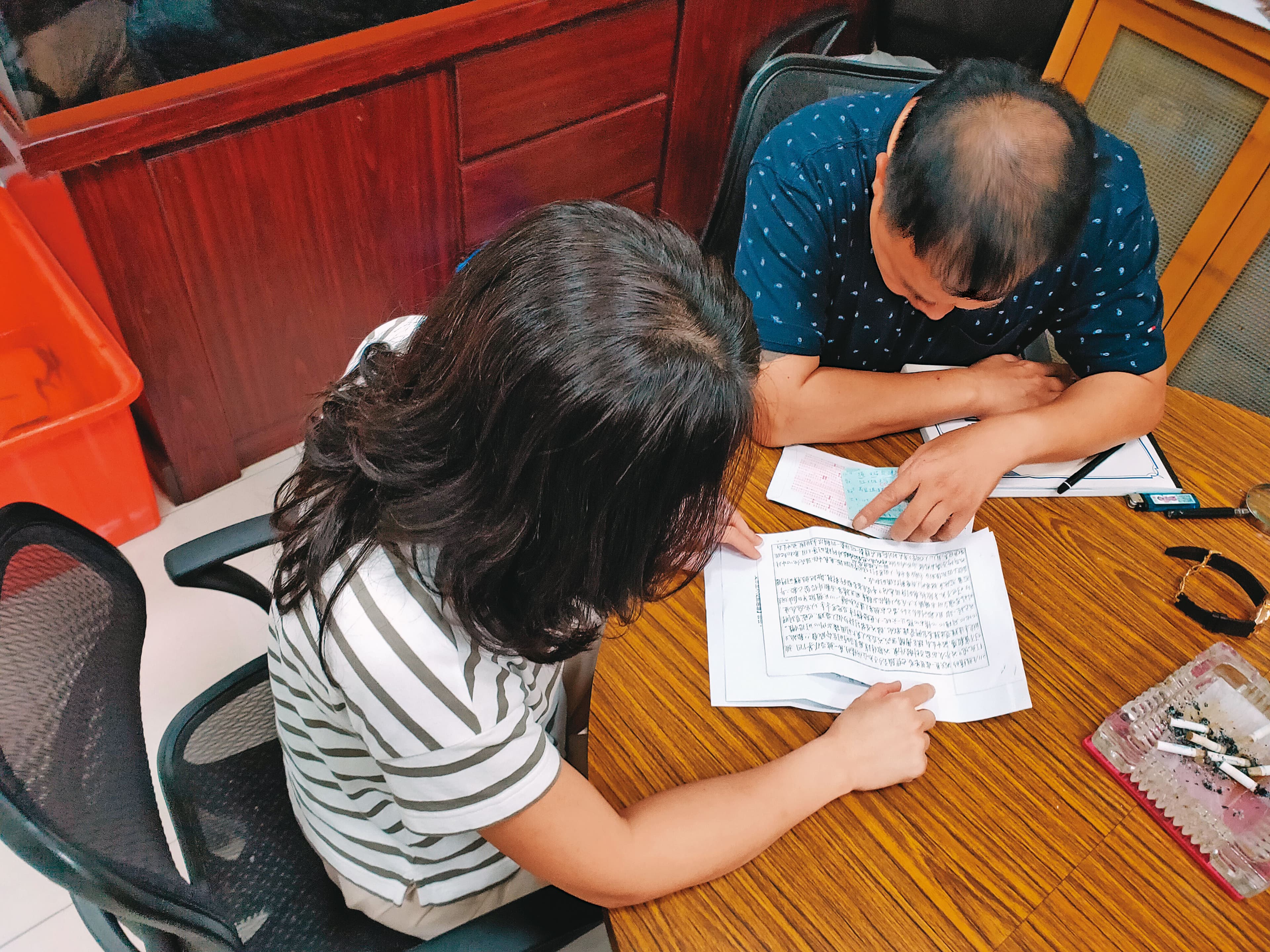 為討回公道，柯文芳（右）與妻子（左）商量後，決定對4名監獄主管提告。