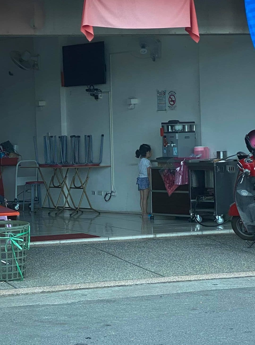 妹妹面壁思過的模樣被路人拍下，引發網友熱議。（翻攝自路上觀察學院）