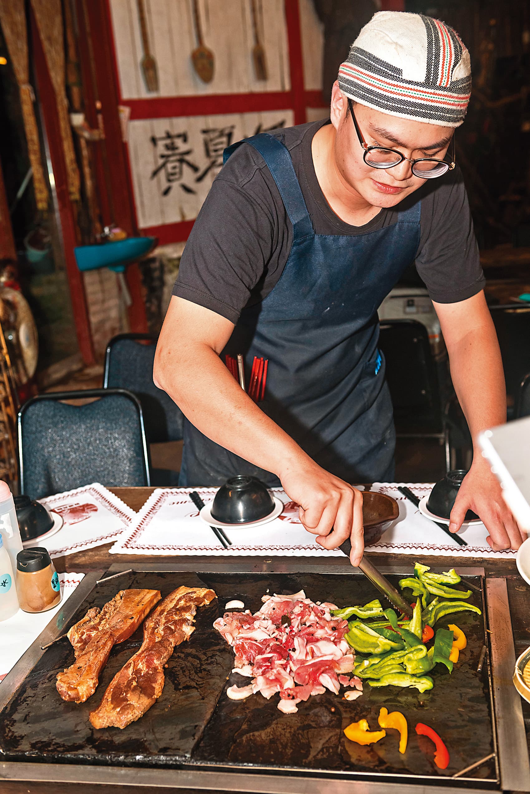 「那伊魯灣風味餐廳」餐廳提供客人自己體驗料理石板烤肉的樂趣。