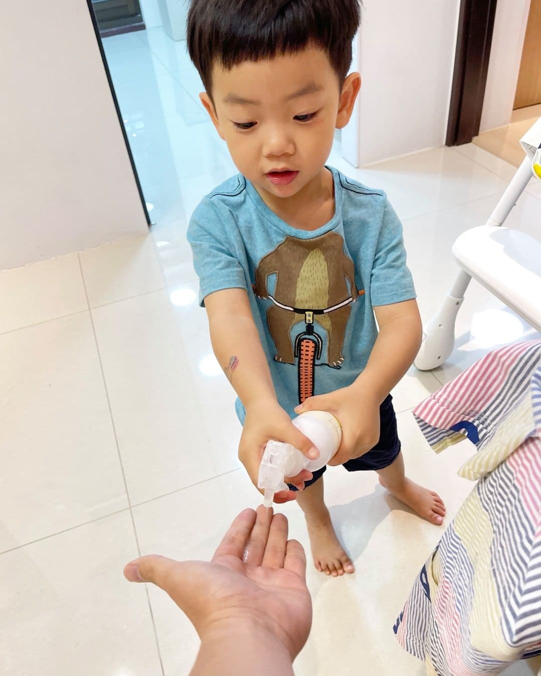 蔡阿嘎才出門3分鐘倒垃圾，也沒遇到人，結果一進家門，蔡桃貴立刻幫忙噴消毒液。（翻攝自「蔡阿嘎」臉書）