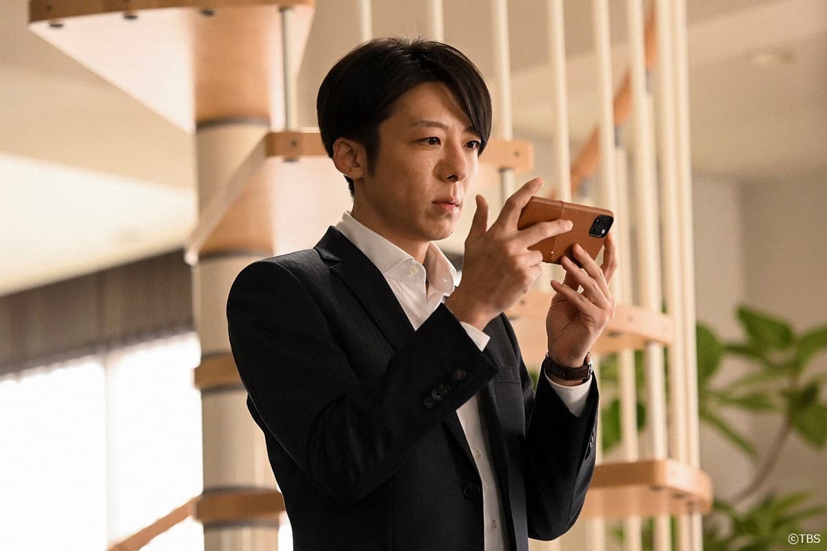 高橋一生從變態殺人魔變成綾瀨遙上身的「一生子」，完美演繹許多細微的女性小動作。（翻攝自TBS）