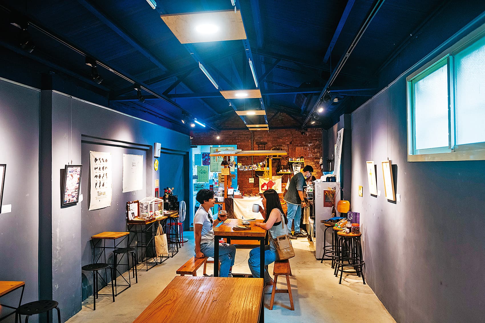 咖啡館既是用餐空間、展覽場所，也是鹽和光的實體工作室。