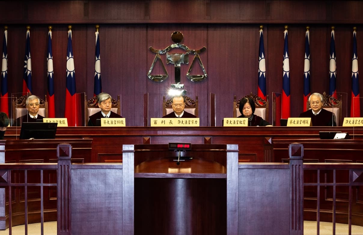 司法院長許宗力（中）日前在憲法法庭宣告多數相關規定合憲，王光祿仍被判刑有罪。