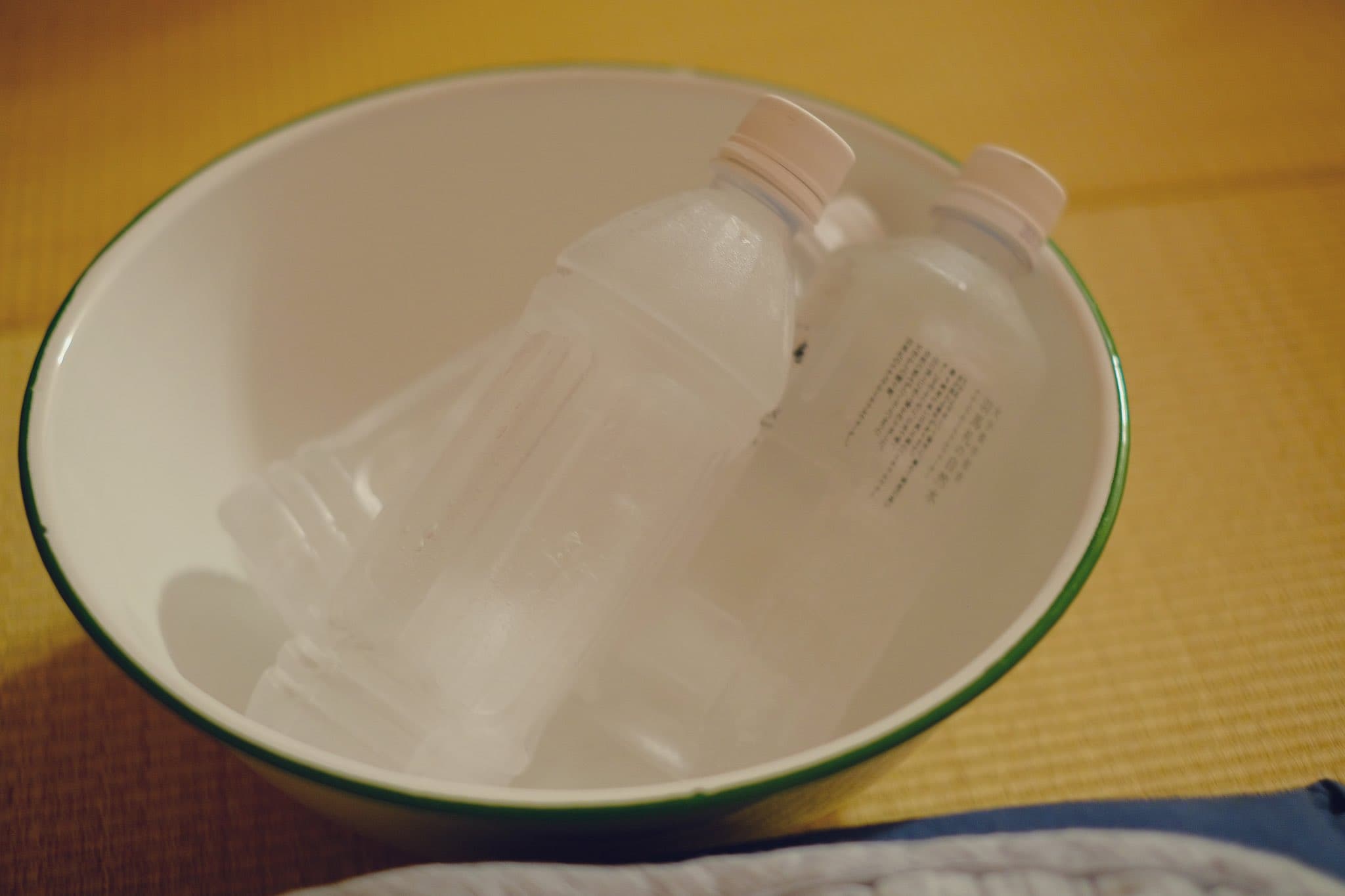 把裝滿水的寶特瓶冰凍起來，就能藉由「凝結現象」除去空氣中的水氣，進而達到除濕效果。（翻攝自推特）