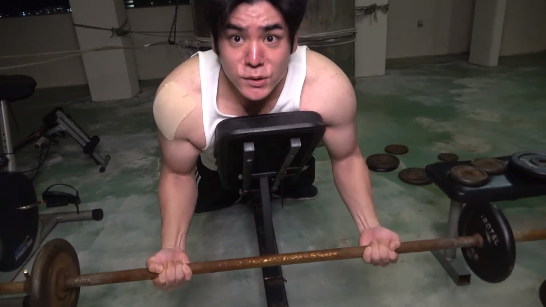 持續健身的他，不僅肋骨、脖子出來見客，全身的肌肉都變得緊實。（圖翻攝自路易波士YouTube）