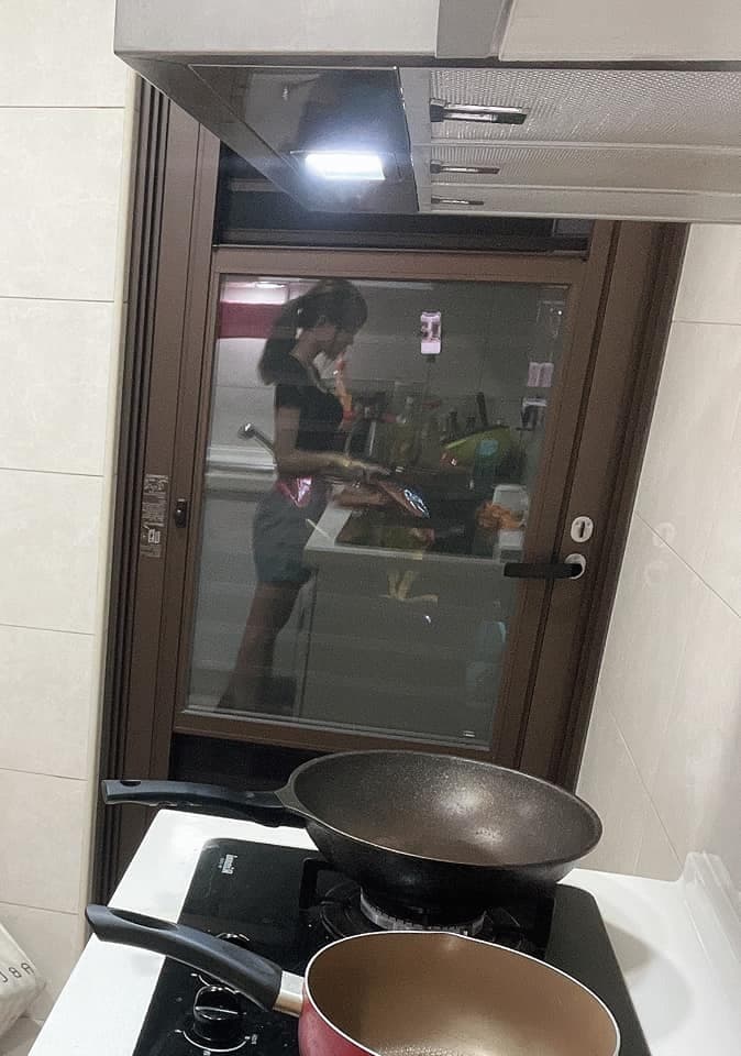 林莎親自解答男友視角照片，是用自拍架拍攝的。（翻攝自林莎臉書）