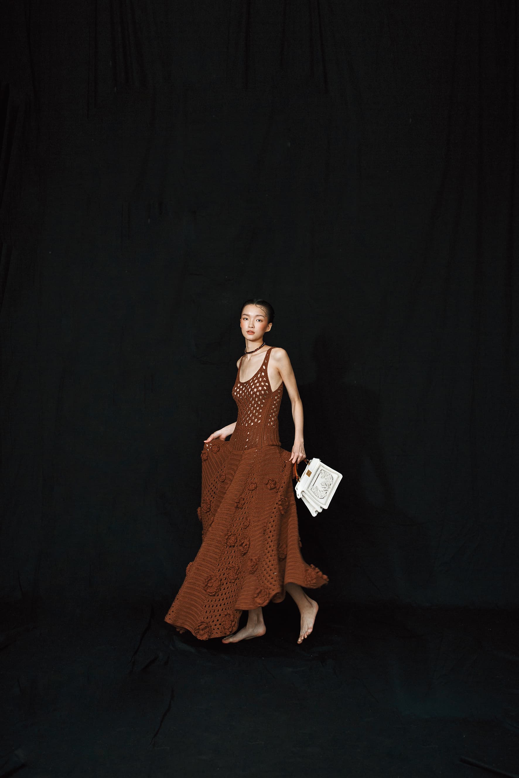 手工雕花Peekaboo ISeeU Eastwest NT$143,000 by FENDI；鉤織刺繡洋裝 NT$482,000 by VALENTINO；Chroma頸鍊 NT$12,900 by SWAROVSKI。