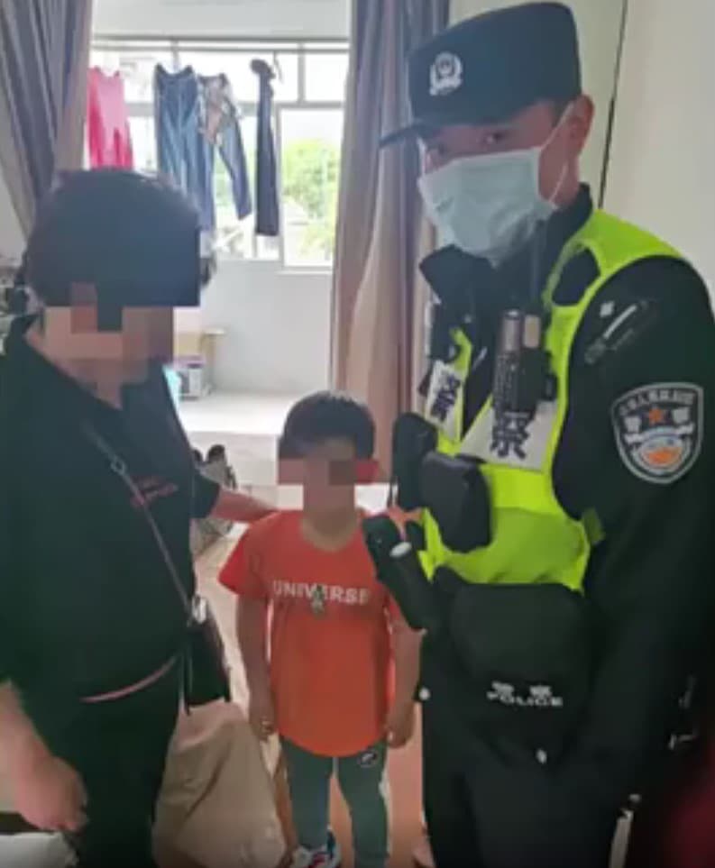 媽媽最後在警方的協助下，成功尋回小男孩。（翻攝自微博）