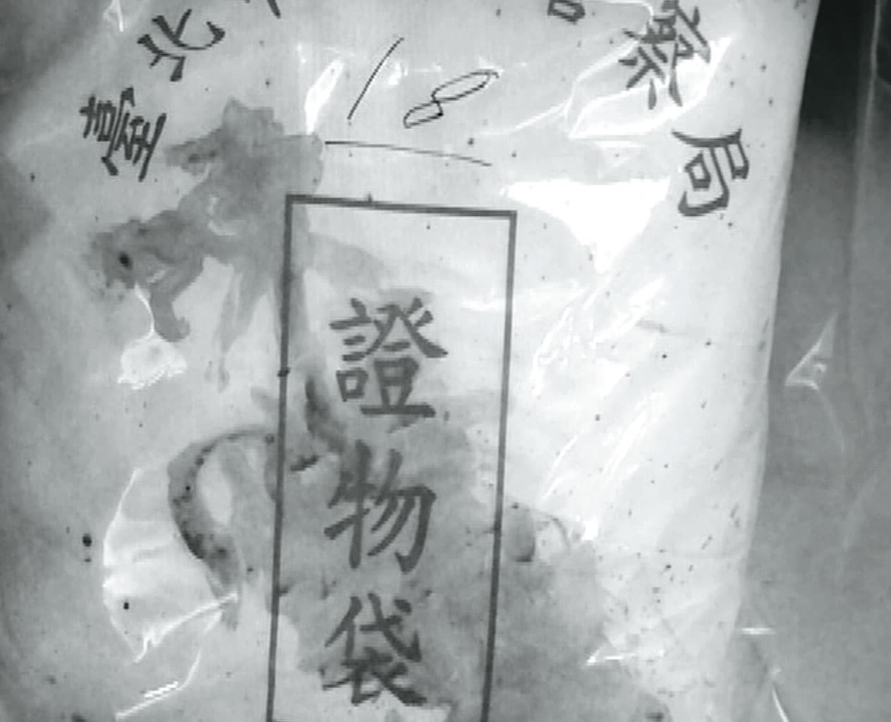 警方在命案現場發現寫著「陳╳╳」的血抱枕。（翻攝畫面）