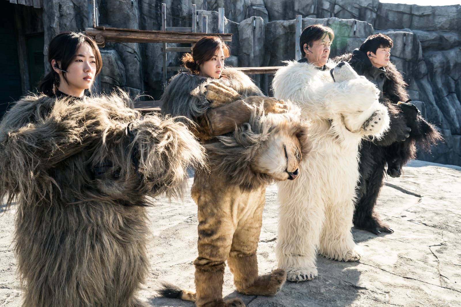 HUN執筆的《超"人"氣動物園》去年改編成真人版電影，在台票房突破3200萬元。（車庫娛樂提供）