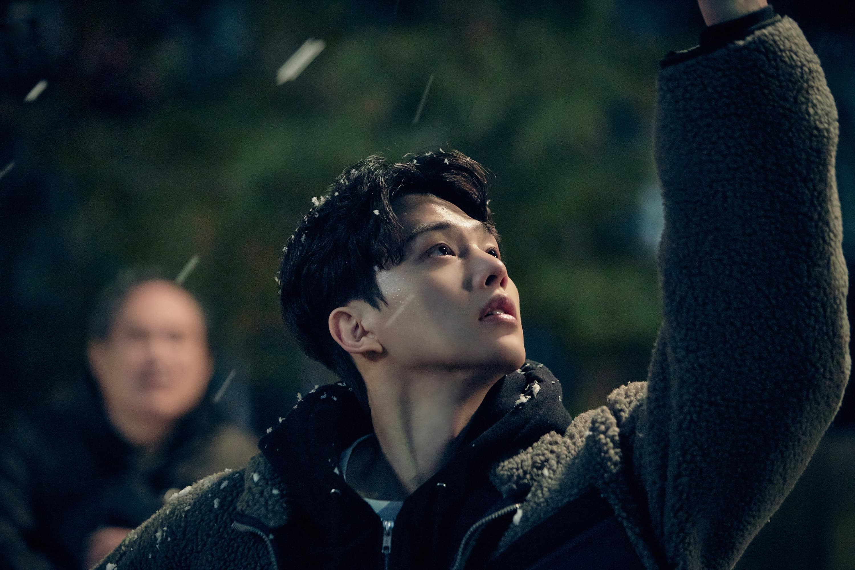 《如蝶翩翩》劇中宋江在雪中跳芭蕾，想喚起朴仁煥的記憶。（Netflix提供）
