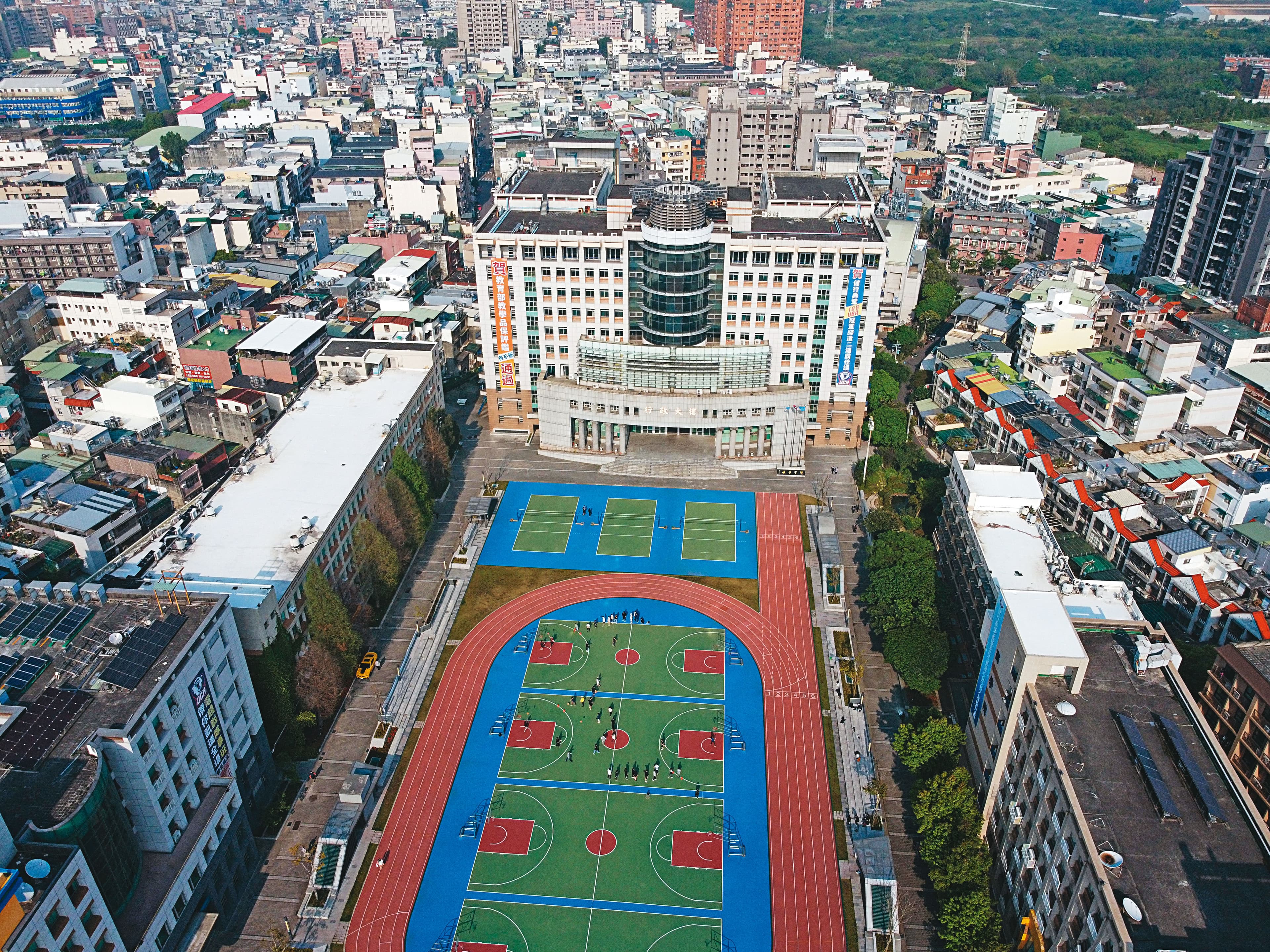 位於桃園中壢、擁有萬名師生的健行科大，爆發董事長家族涉嫌掏空。