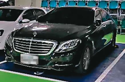 健行科大花費近600萬元購買的賓士公務車，淪為董事長媳婦的代步工具。（讀者提供）