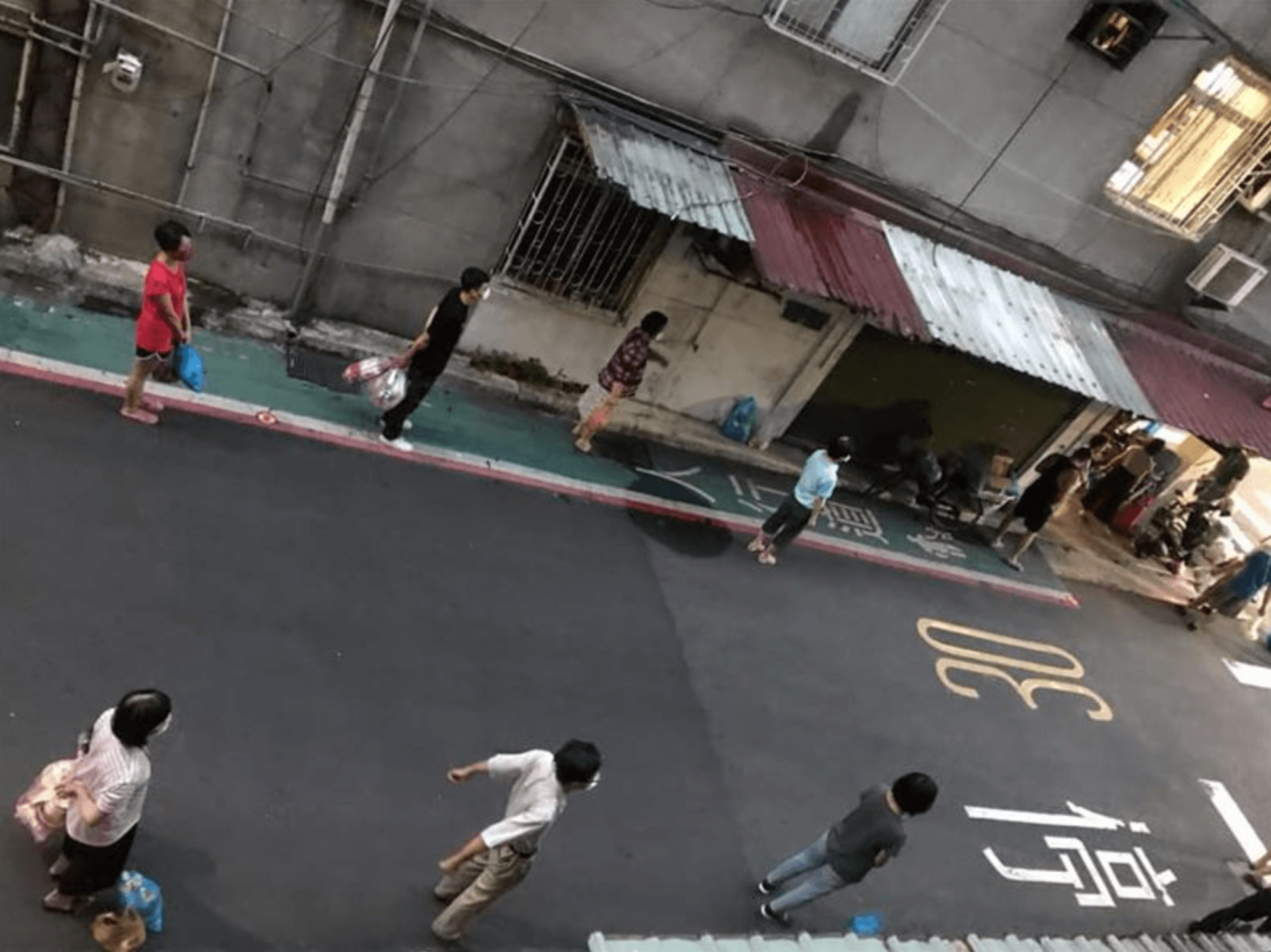 有網友分享自家樓下民眾排隊等垃圾車時，自動相隔1至1.5公尺的社交距離。（翻攝自我是景美人《與您分享在地生活》）