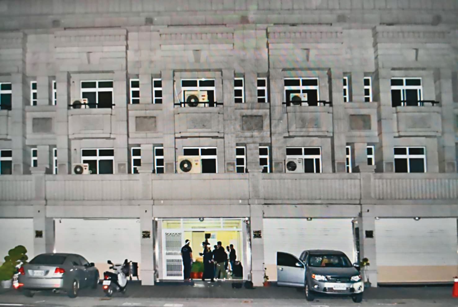 嘉義毒梟在市區承租33棟透天豪宅種大麻，不但以一條龍方式整合產銷，還利用加盟及契作手法吸納富二代。圖為其中3棟種大麻的豪宅。（讀者提供）