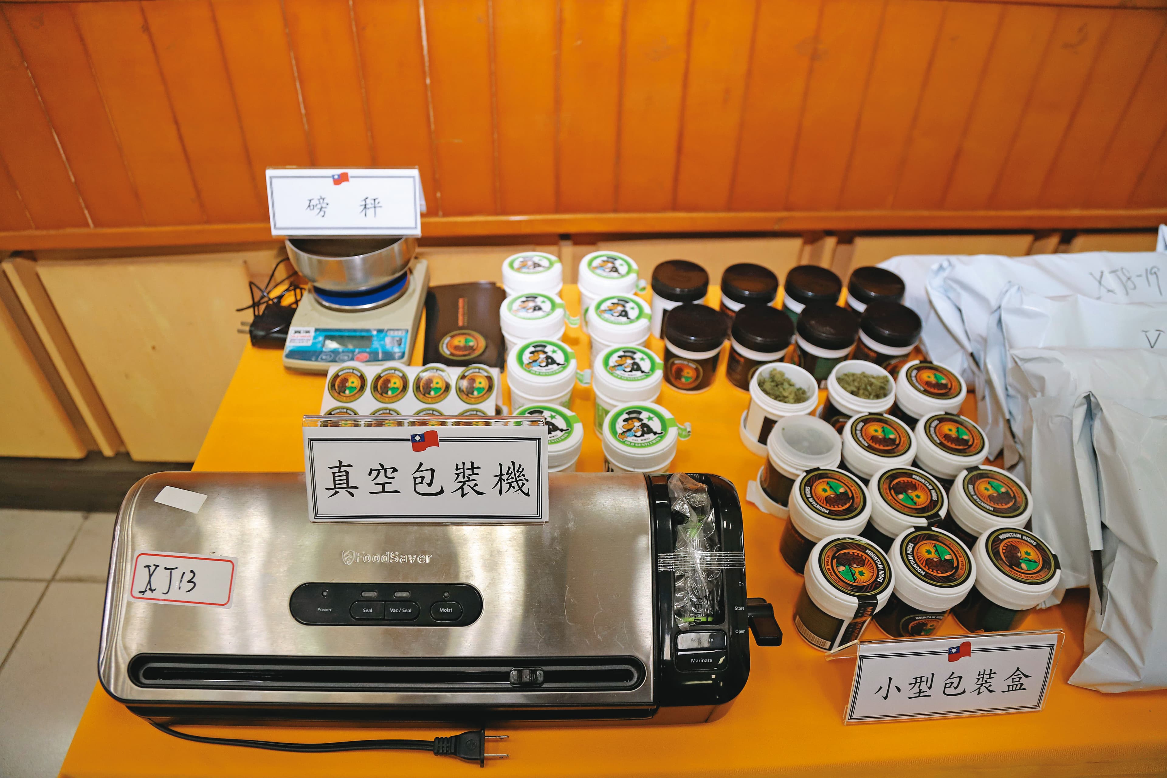檢警查扣每瓶要價破萬元的大麻膏，以及真空包裝機及磅秤等設備。（嘉義縣政府提供）