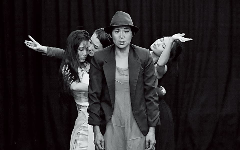 2015年，「同黨」劇團重新演出當年田啟元改編自白蛇傳的劇作《白水》，詹慧玲飾演法海。（詹慧玲提供）