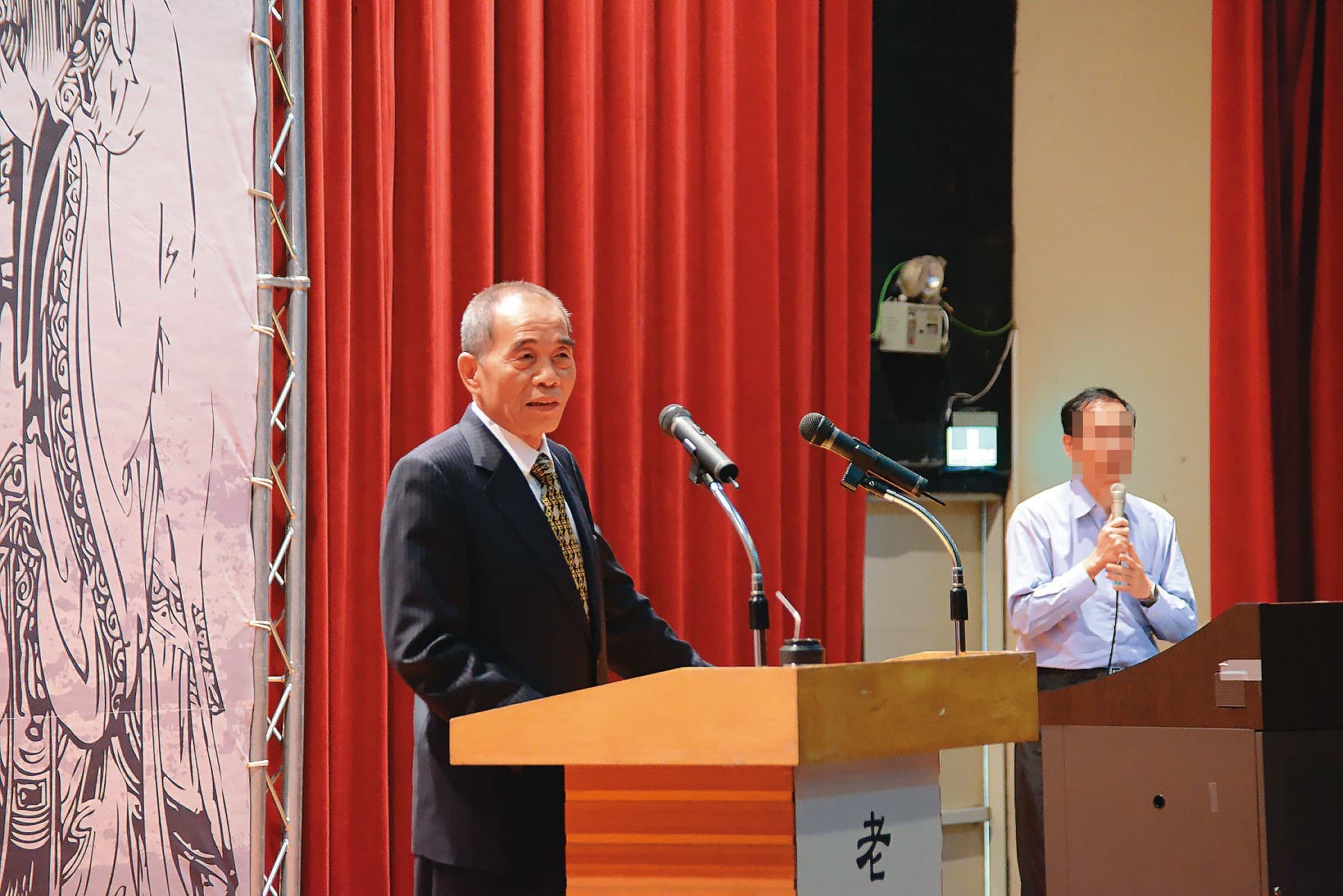健行科大董事長彭壽春（左），曾任德周製藥董事長。（翻攝健行科大官網）