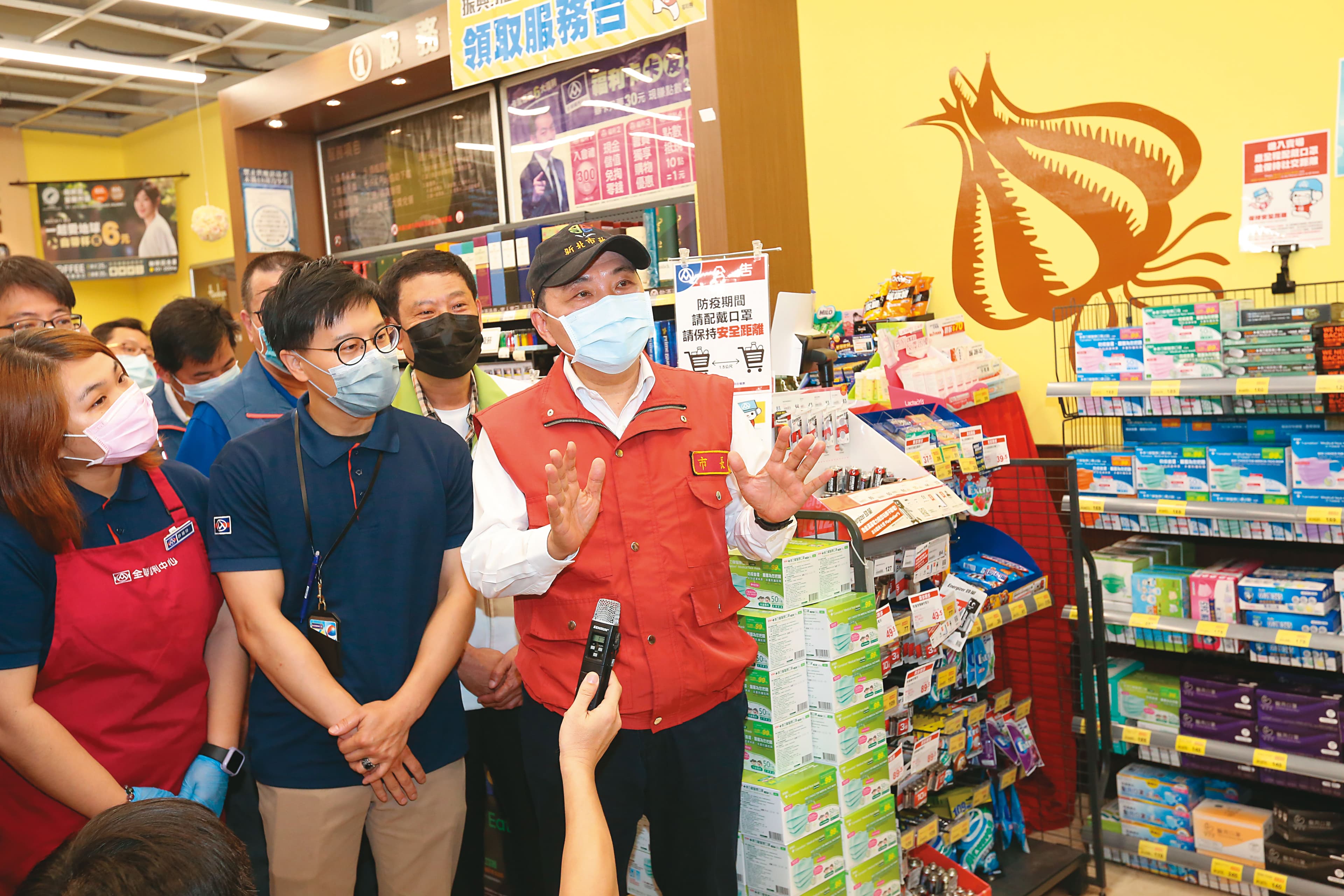 相較於曾與台北市長柯文哲合體，陳時中卻直言，新北市建置集中檢疫所的速度沒那麼快。圖為新北市長侯友宜（右）視察大消毒畫面。