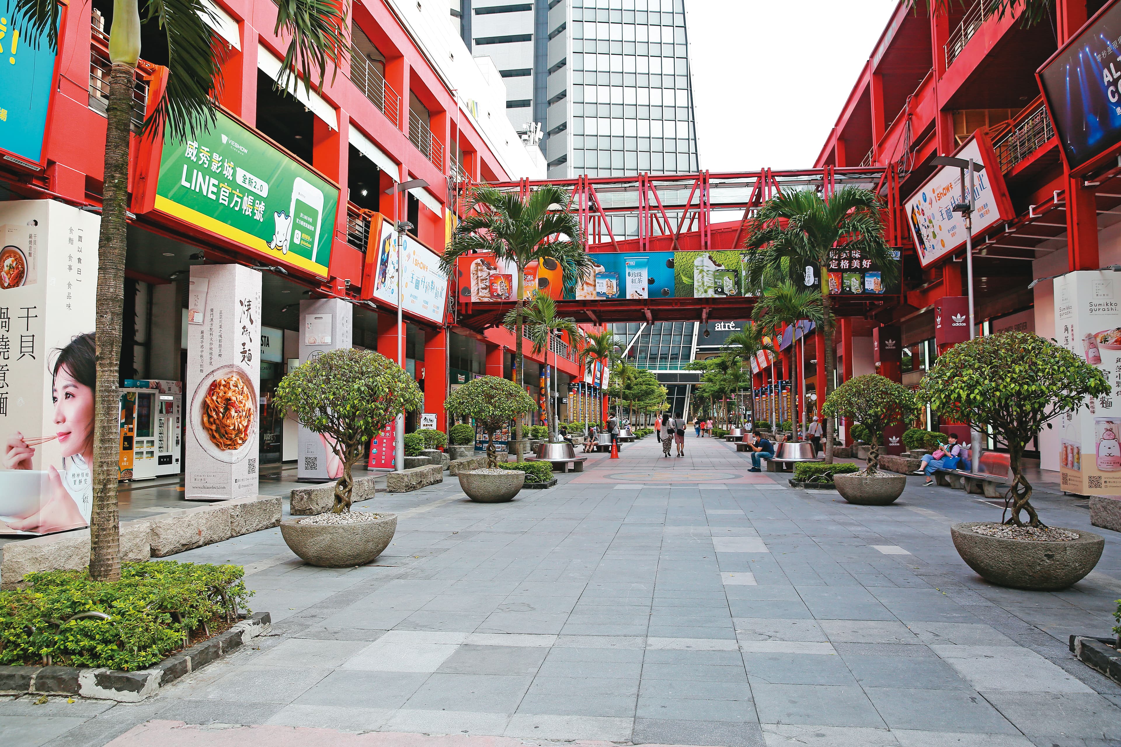  全台疫情大爆發，以往人潮眾多的台北市信義商圈最近十分冷清。