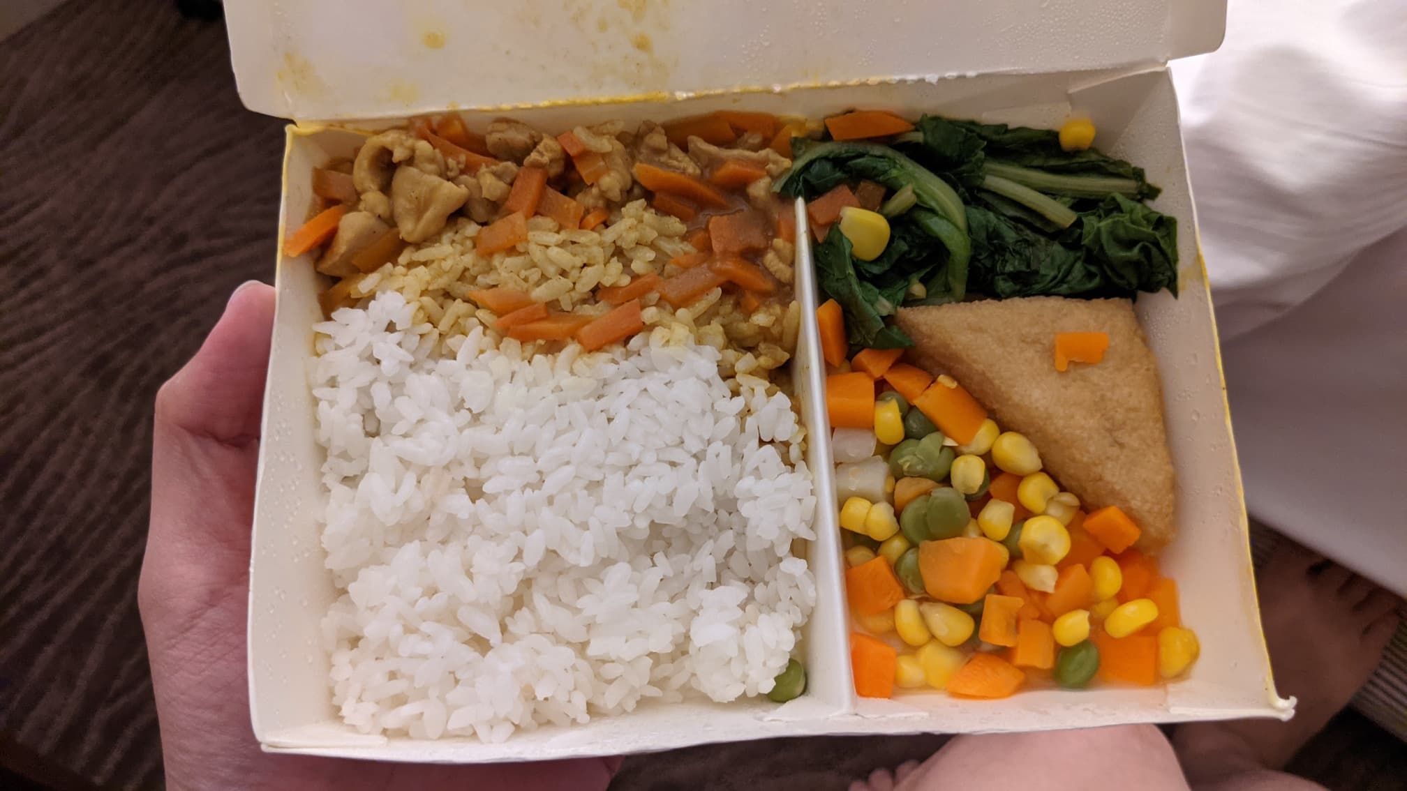 「咖哩三色豆便當」引起網友集體崩潰。（翻攝自吳崢臉書）