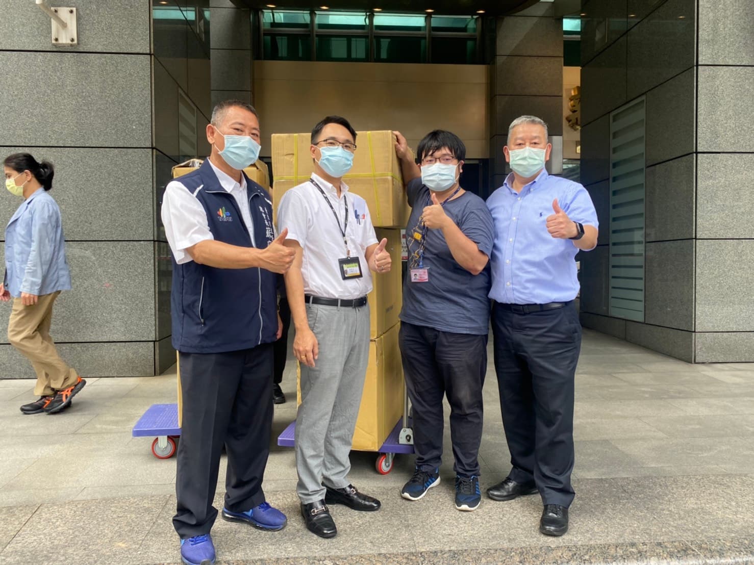 蘇府庭（左一）、徐宏志（左二）、蔡中信（右一）、新北市社會局專員（右二）。（薇閣基金會提供）
