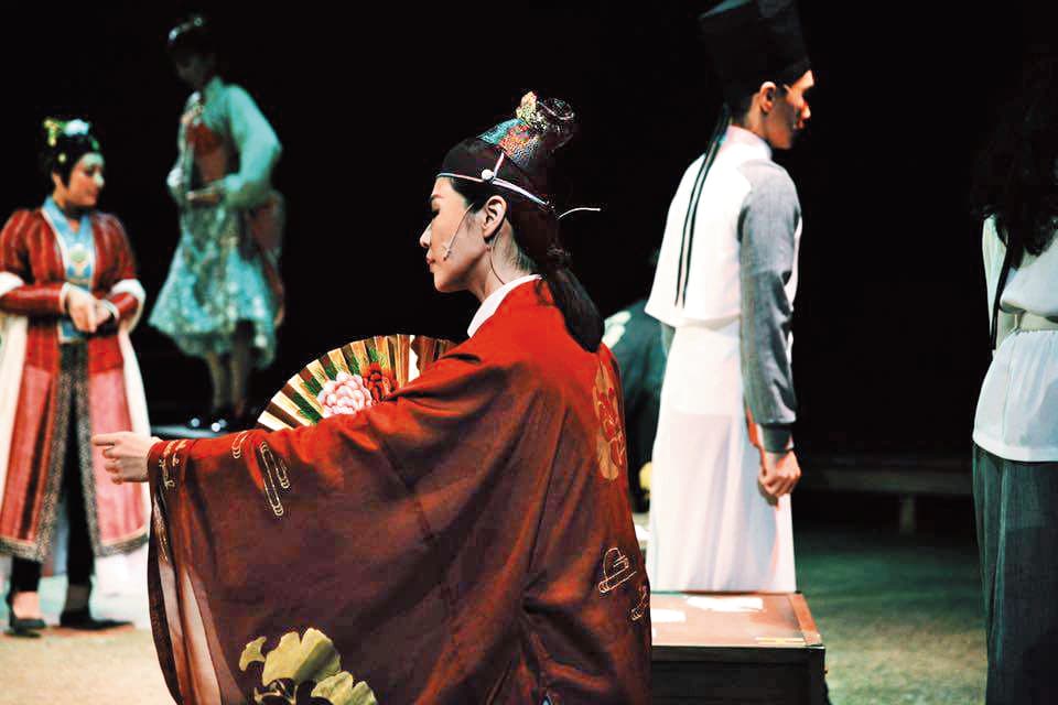 簡莉穎編劇的舞台劇《服妖之鑑》由耳東劇團製作，許哲彬執導，王安琪也參與演出。（翻攝自耳東劇團臉書粉絲專頁）