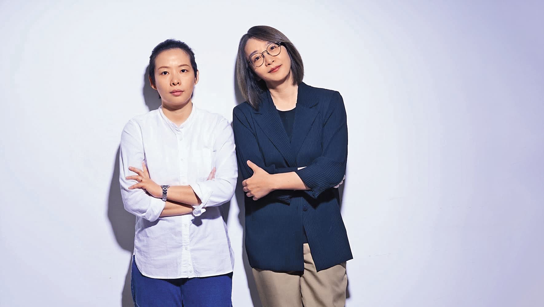 大慕影藝創辦人林昱伶（右）宣布今年將開拍4部影視新作，包含簡莉穎（左）與妻子厭世姬共同撰寫的職人劇《人選之人—造浪者》 。（大慕影藝提供）